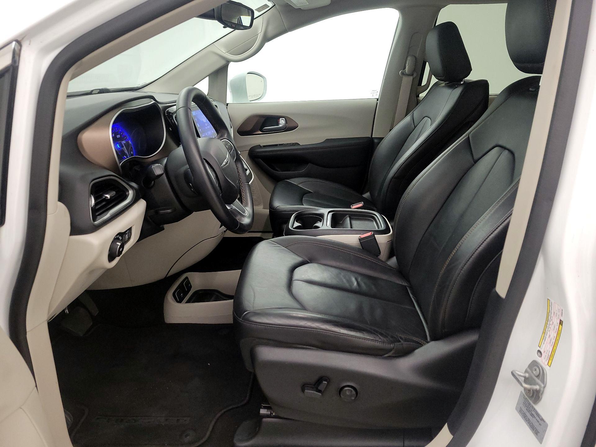 Thumbnail: 2017 Chrysler Pacifica - 11