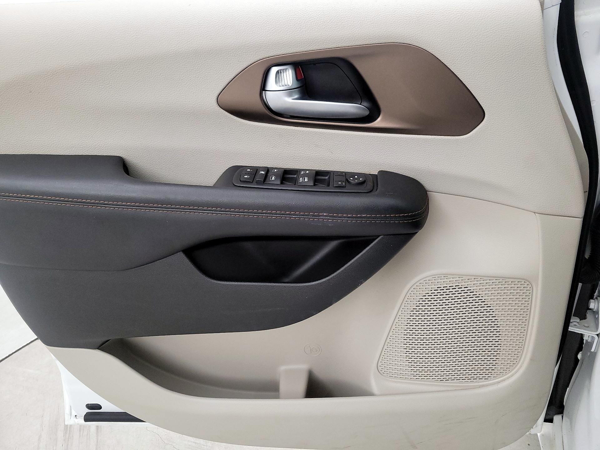 Thumbnail: 2017 Chrysler Pacifica - 12