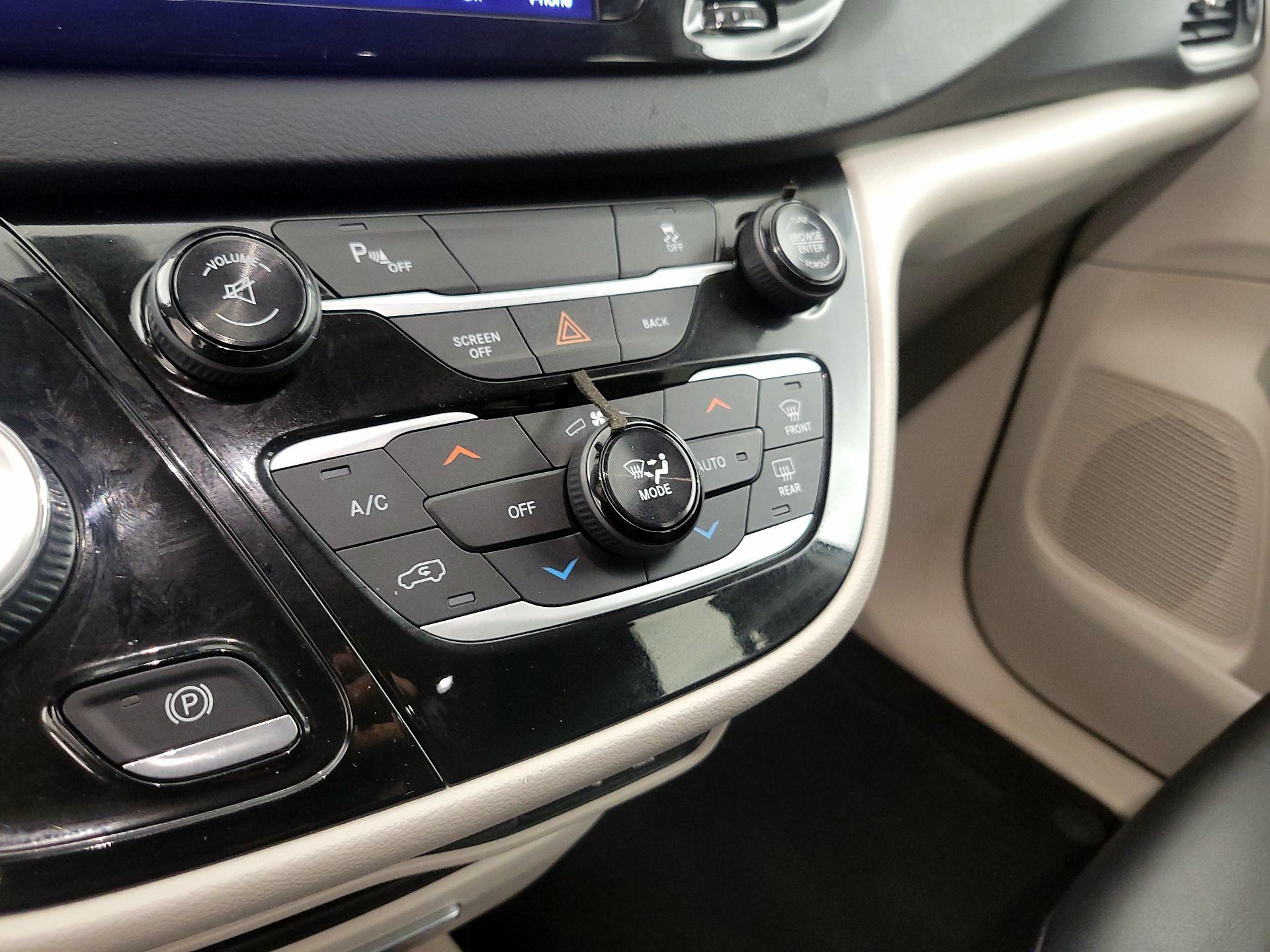 Thumbnail: 2017 Chrysler Pacifica - 17