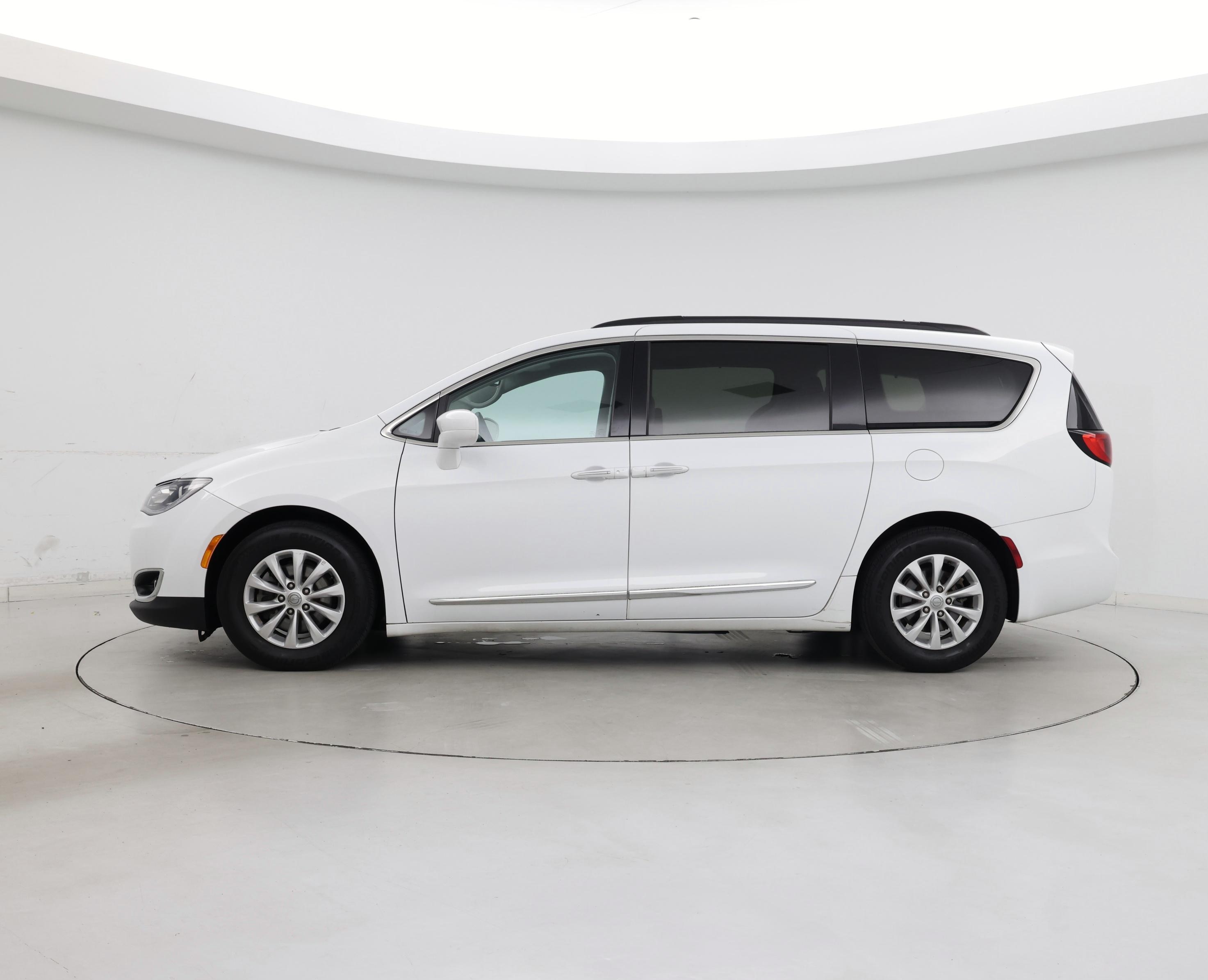 Thumbnail: 2017 Chrysler Pacifica - 3
