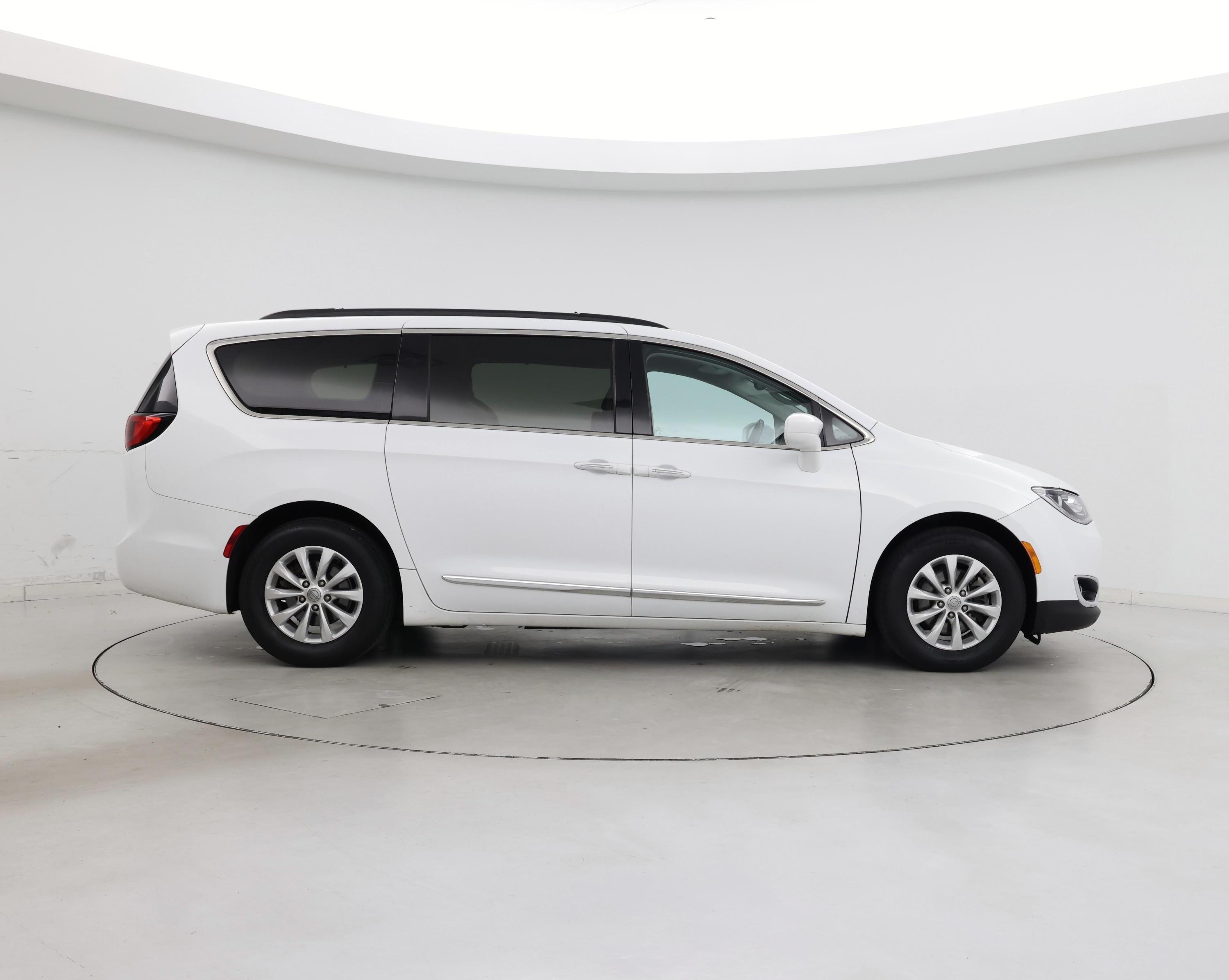 Thumbnail: 2017 Chrysler Pacifica - 7