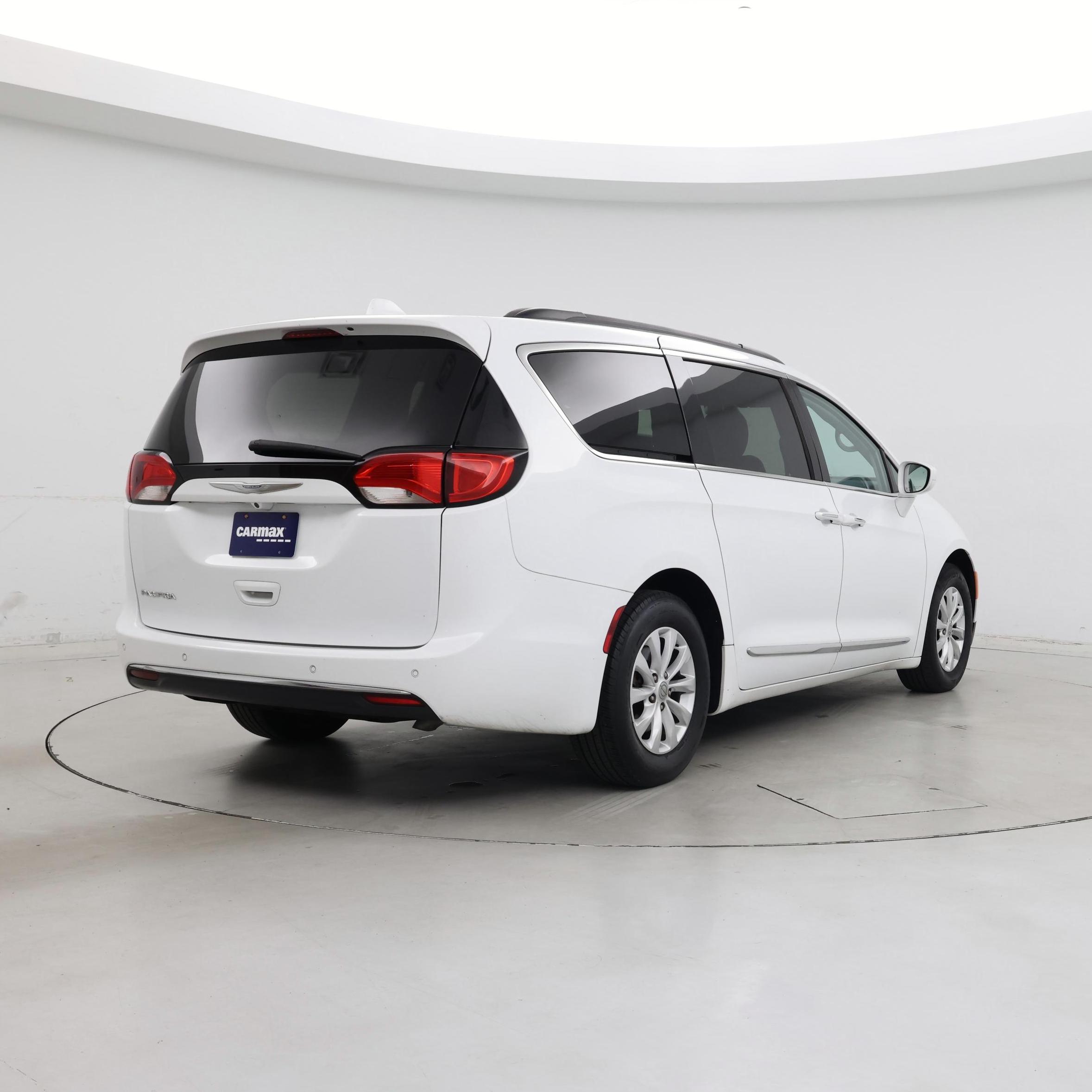 Thumbnail: 2017 Chrysler Pacifica - 8