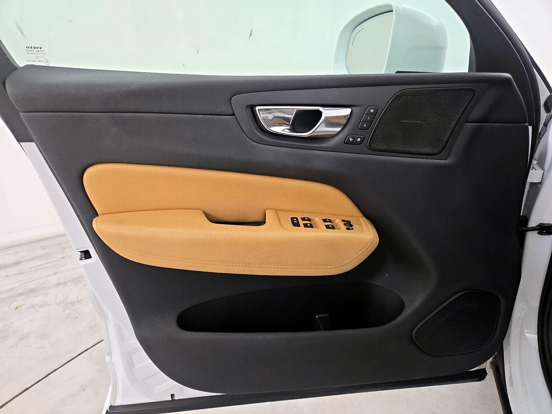 Thumbnail: 2019 Volvo XC60 - 12