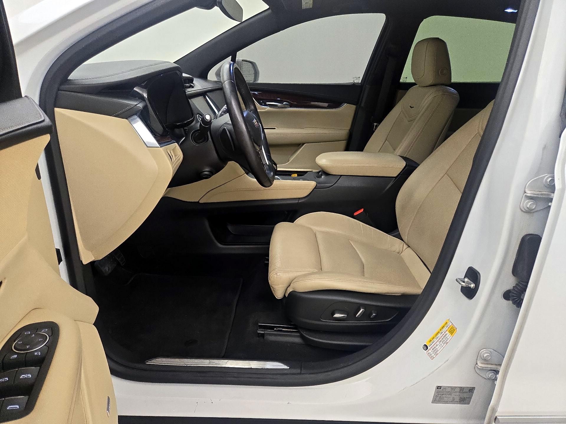 Thumbnail: 2017 Cadillac XT5 - 11