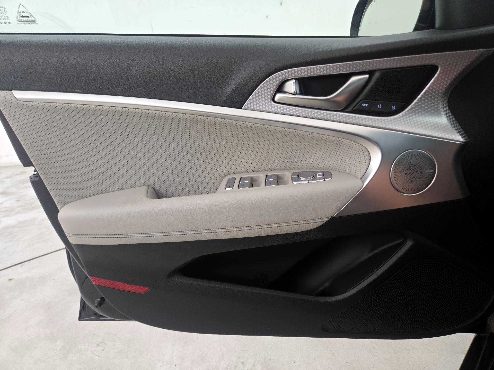 Thumbnail: 2023 Genesis G70 - 12