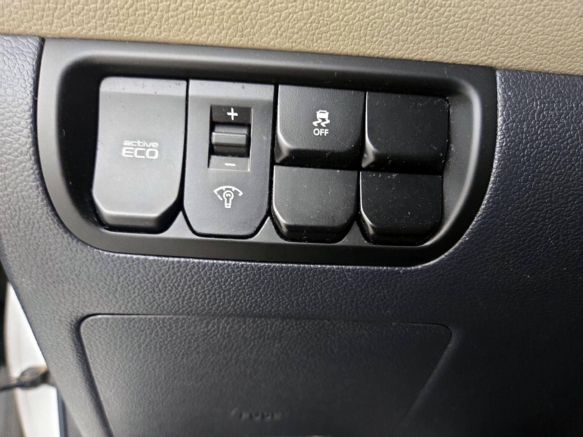Thumbnail: 2016 Kia Rio - 13