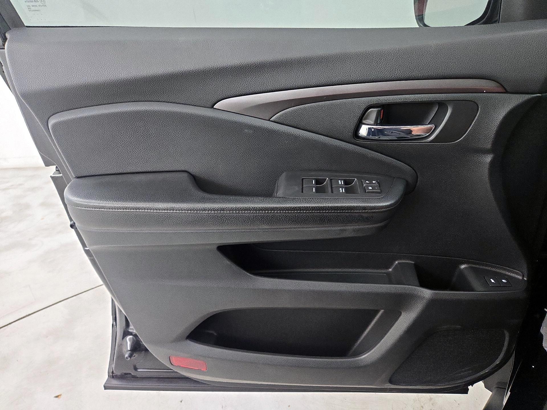 Thumbnail: 2017 Honda Pilot - 12