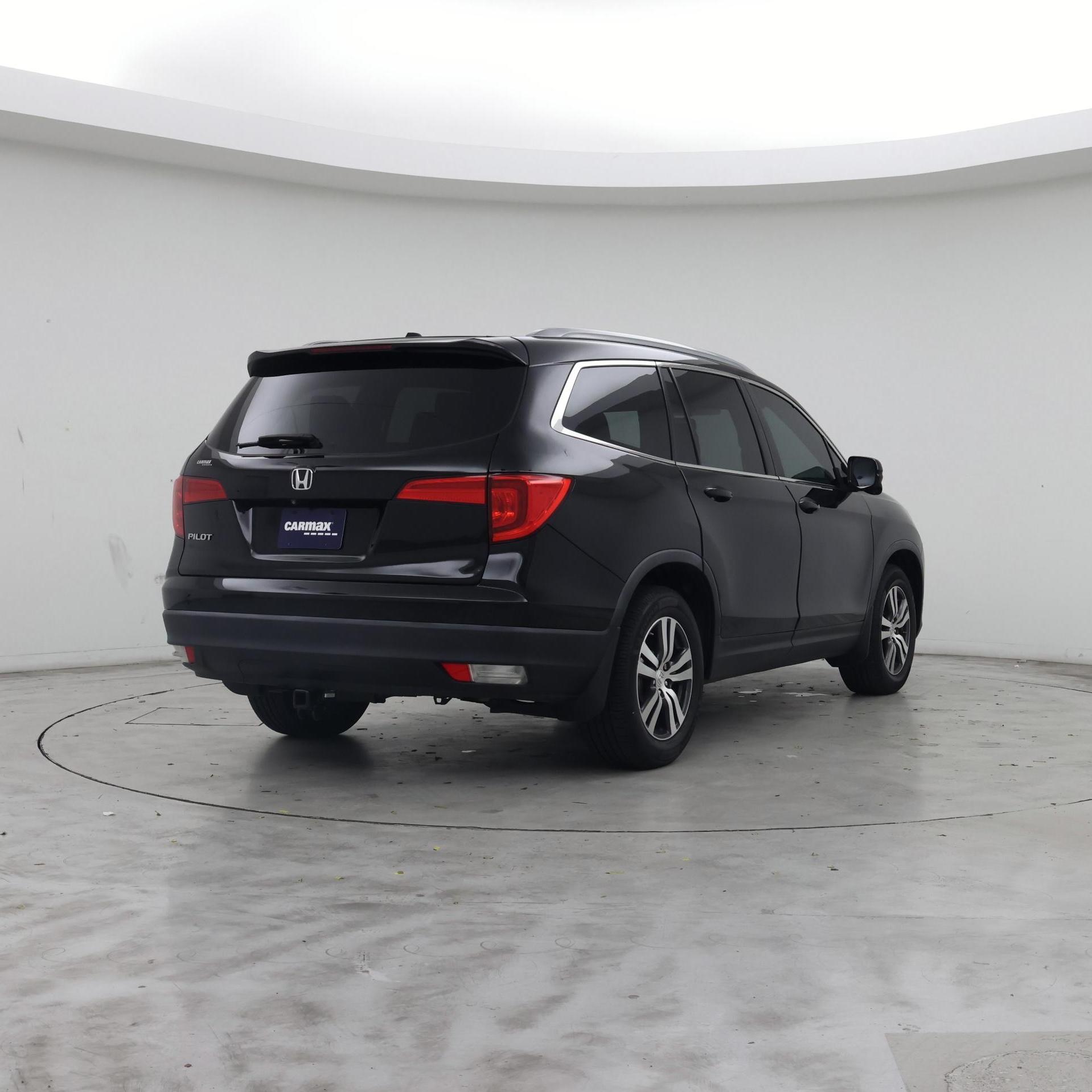 Thumbnail: 2017 Honda Pilot - 8