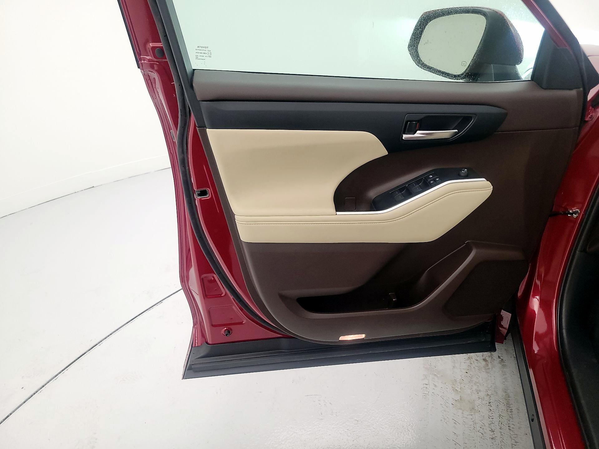 Thumbnail: 2022 Toyota Highlander - 12