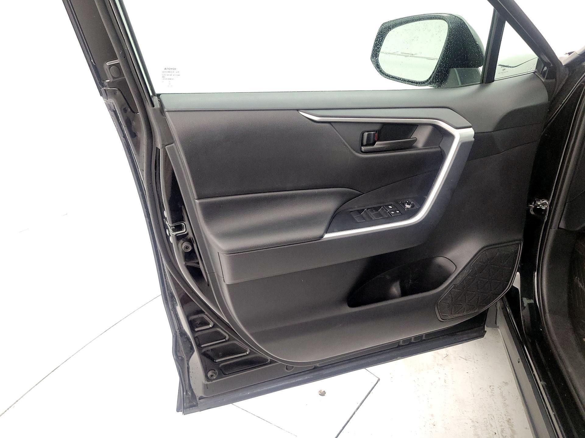 Thumbnail: 2020 Toyota RAV4 - 12