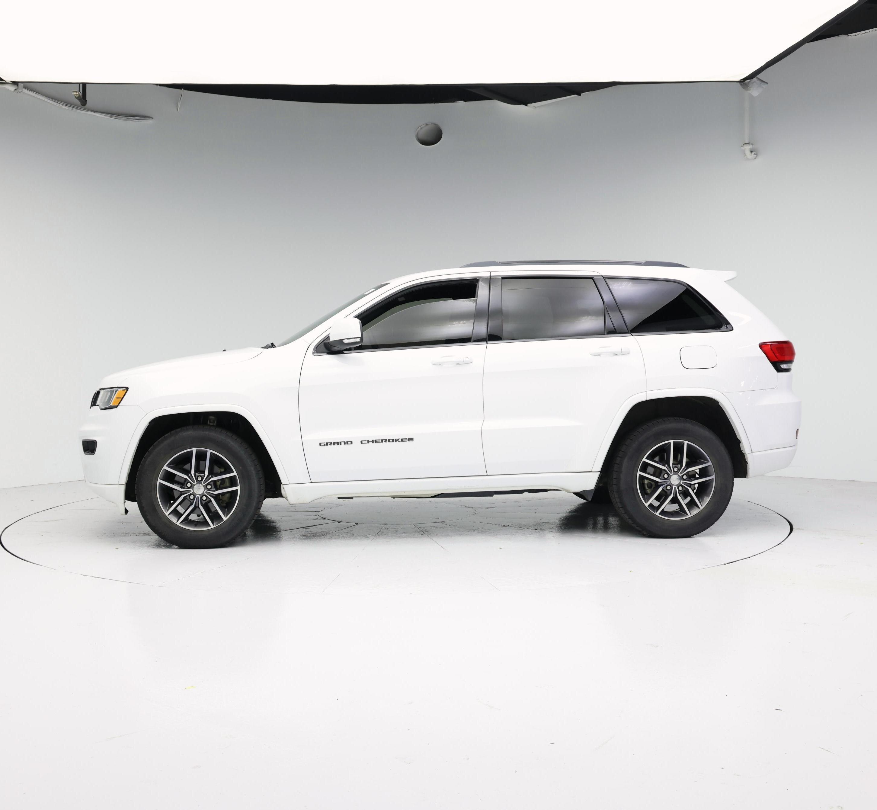 Thumbnail: 2017 Jeep Grand Cherokee - 3