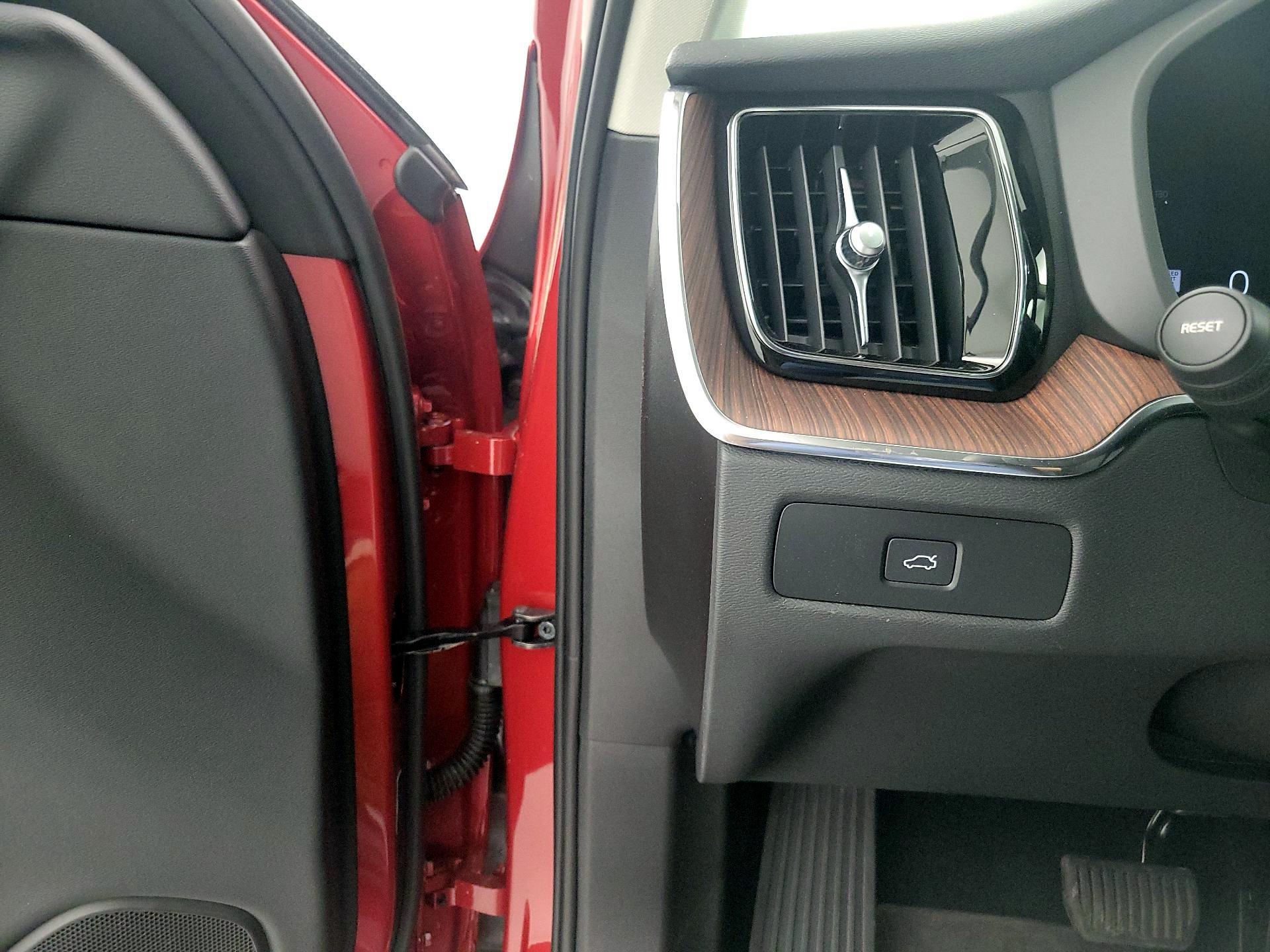 Thumbnail: 2024 Volvo XC60 - 13