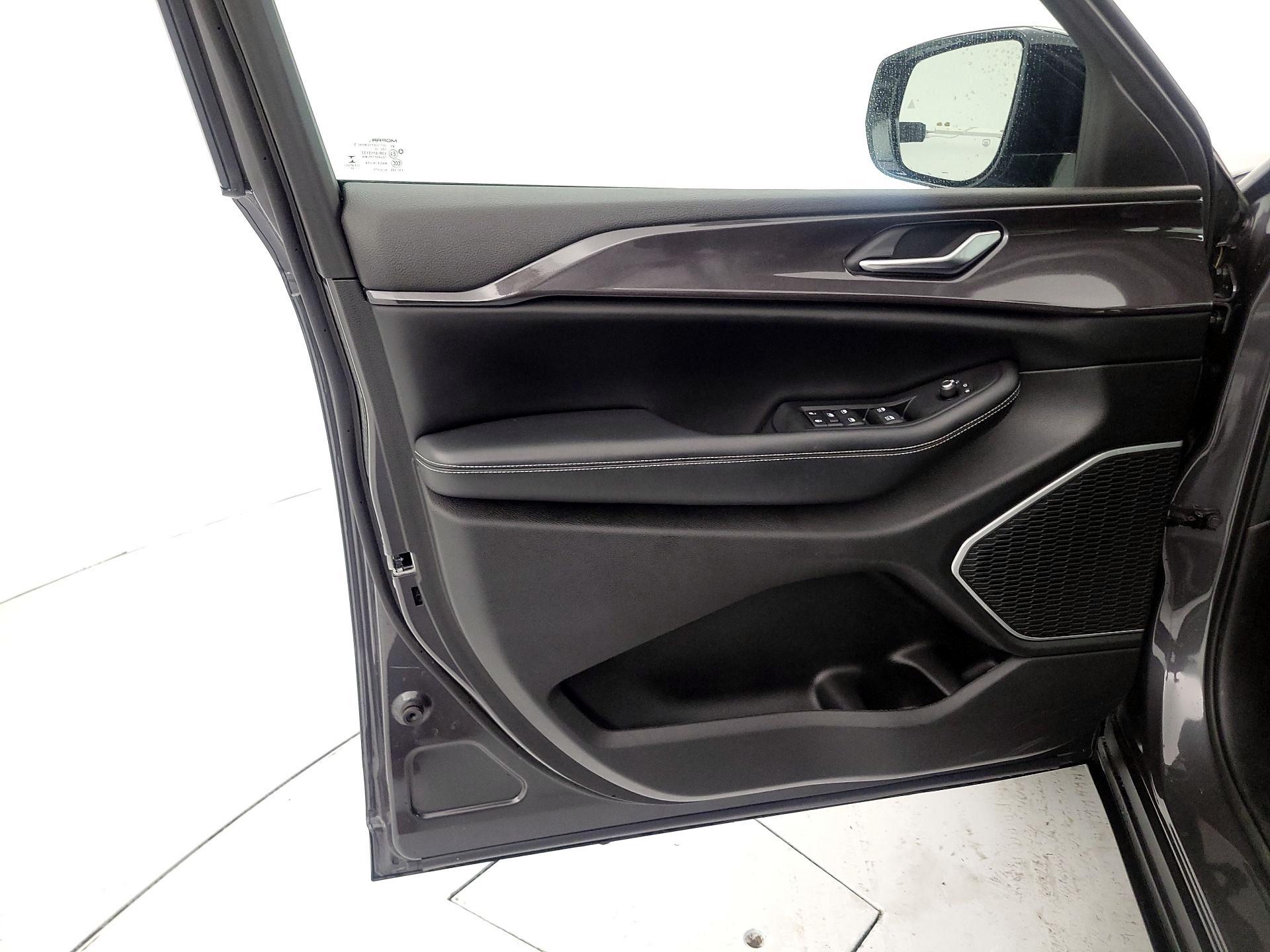 Thumbnail: 2022 Jeep Grand Cherokee - 12