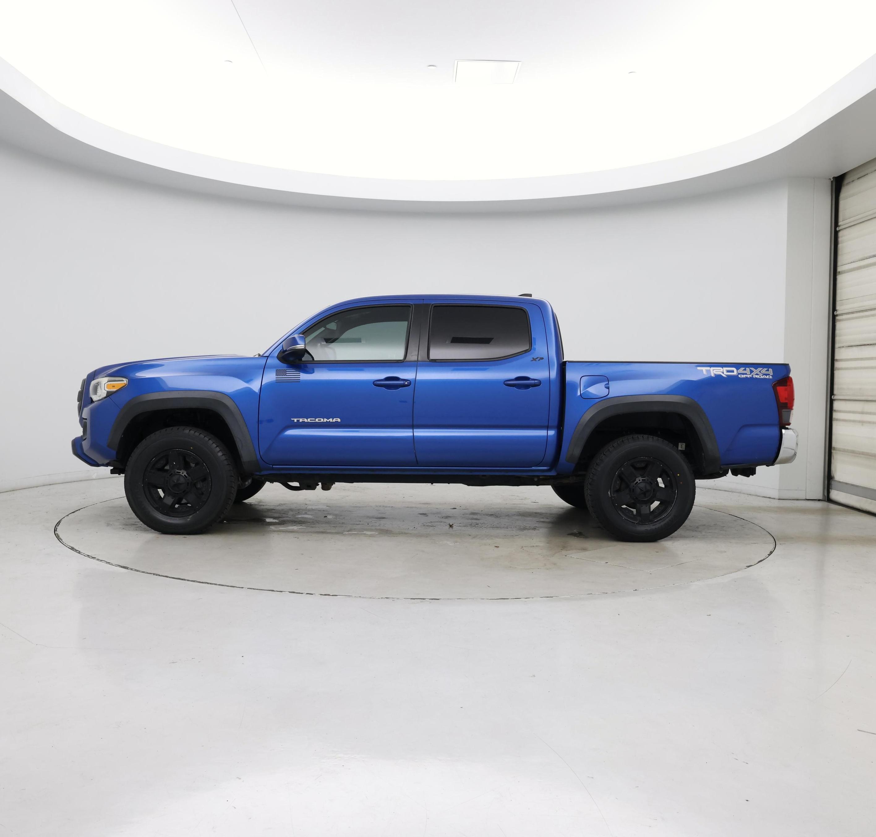Thumbnail: 2018 Toyota Tacoma - 3
