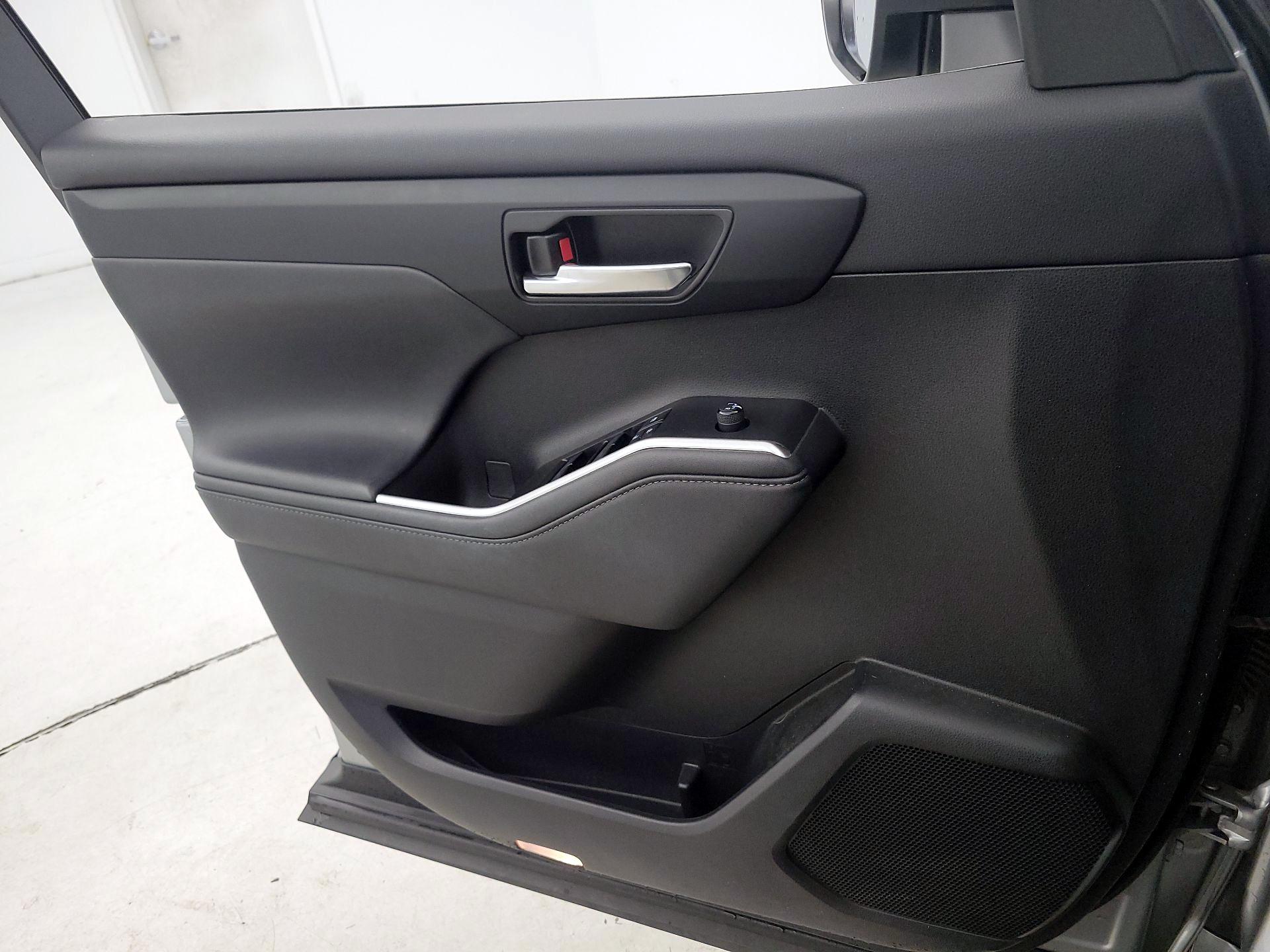 Thumbnail: 2021 Toyota Highlander - 12