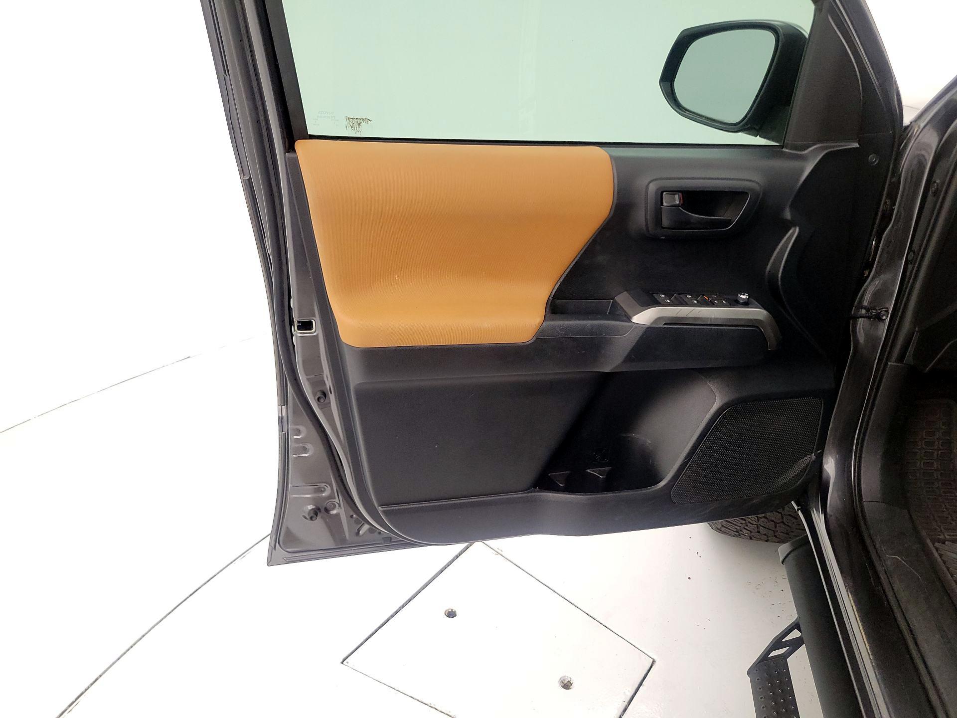 Thumbnail: 2018 Toyota Tacoma - 12