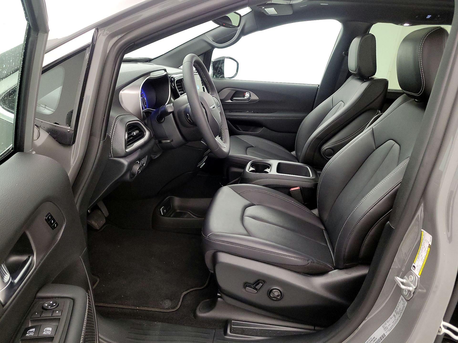 Thumbnail: 2025 Chrysler Pacifica - 11