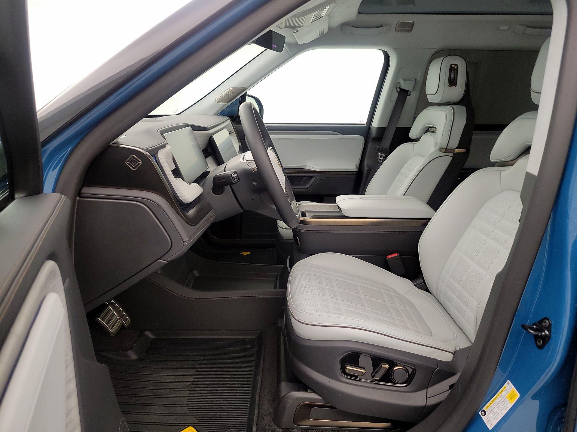 Thumbnail: 2025 Rivian R1S - 11