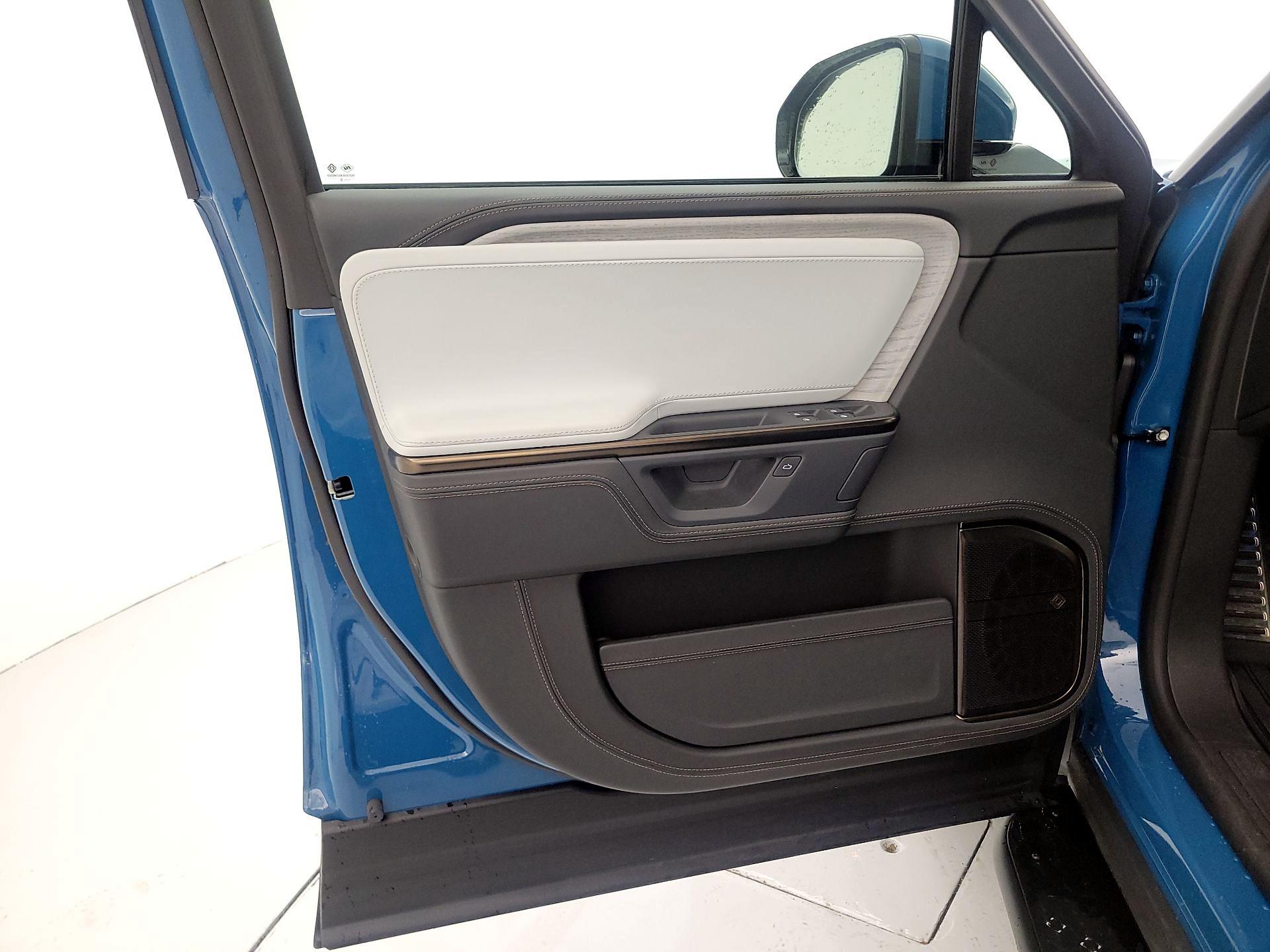 Thumbnail: 2025 Rivian R1S - 12