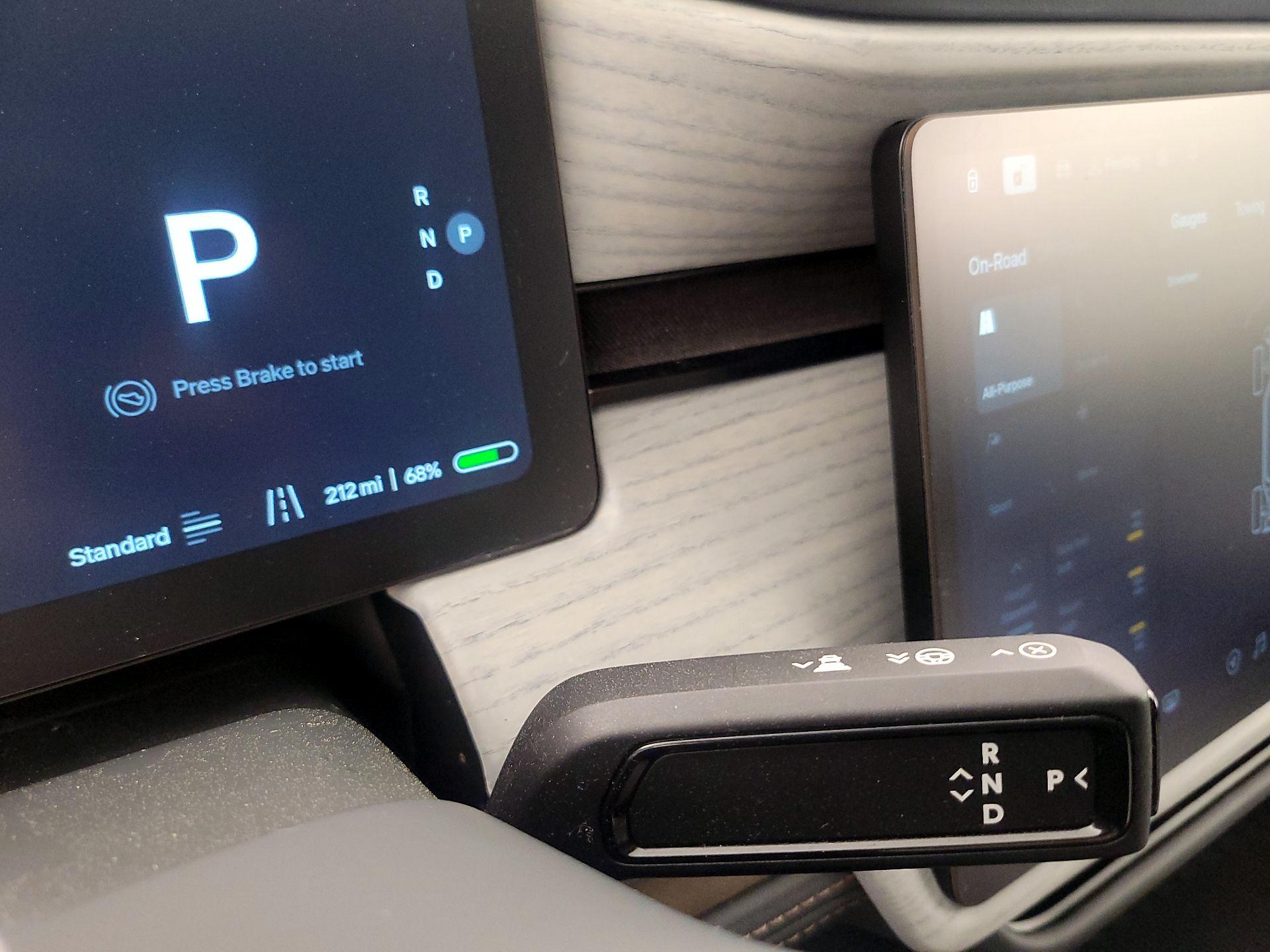 Thumbnail: 2025 Rivian R1S - 17