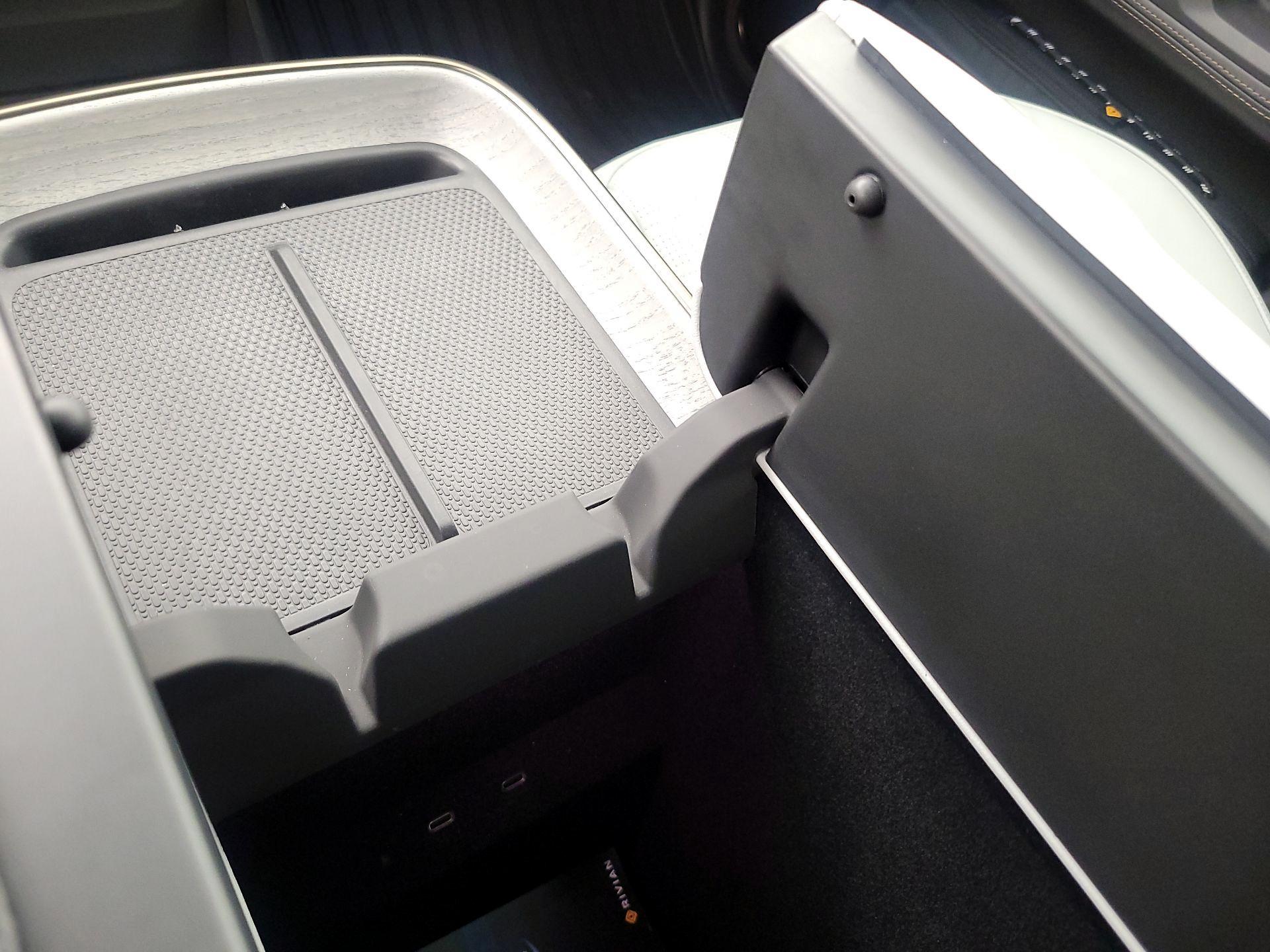 Thumbnail: 2025 Rivian R1S - 18