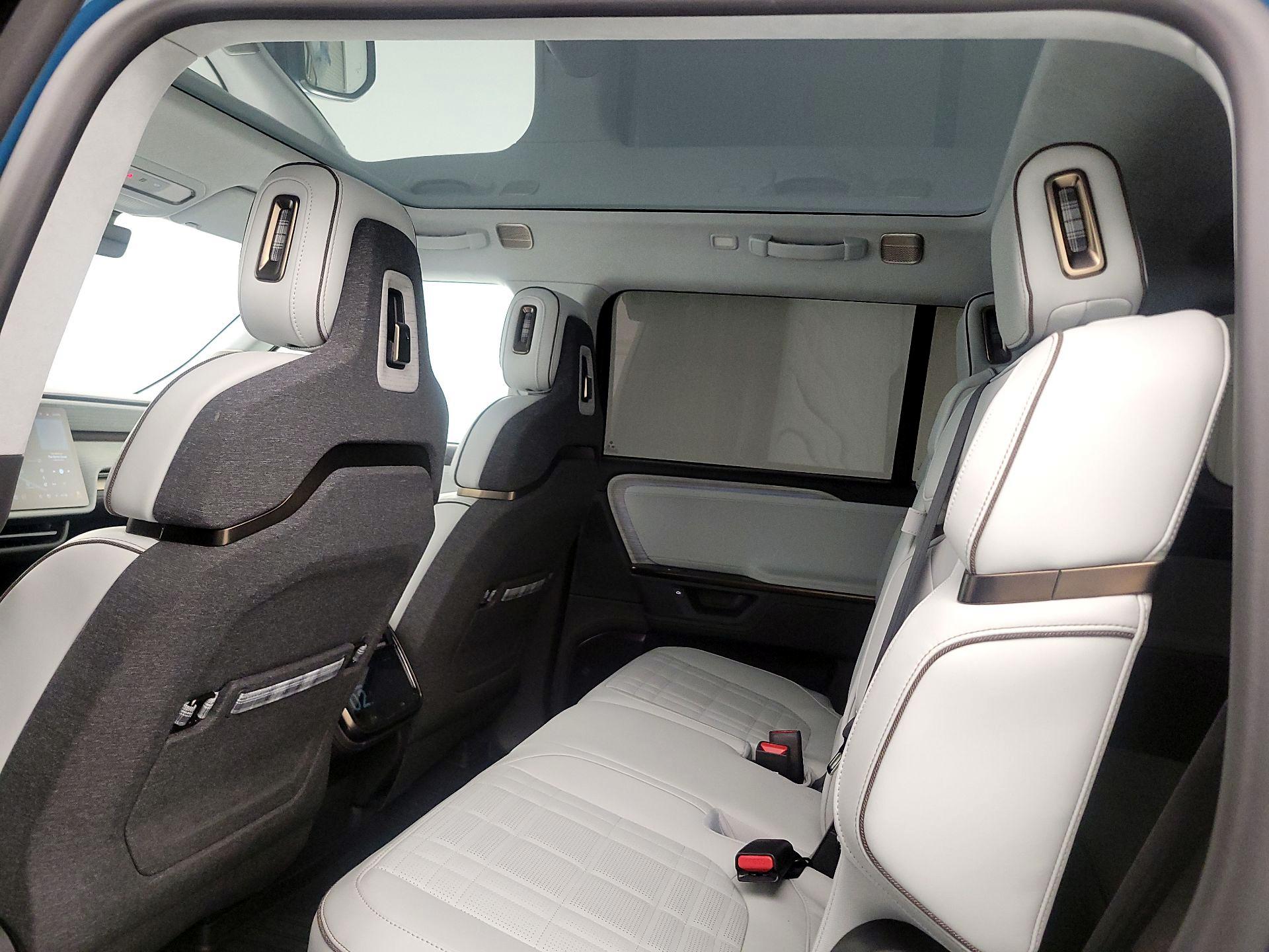 Thumbnail: 2025 Rivian R1S - 19