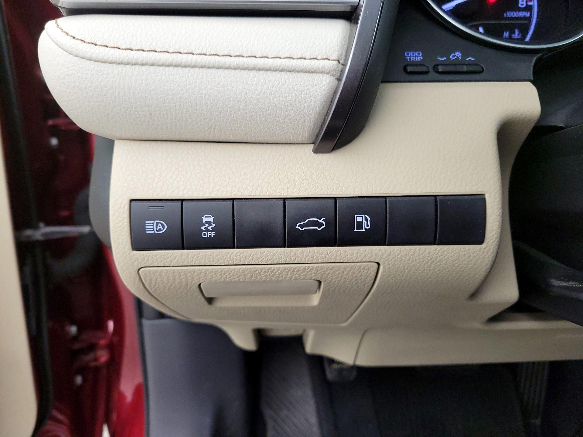 Thumbnail: 2018 Toyota Camry - 13