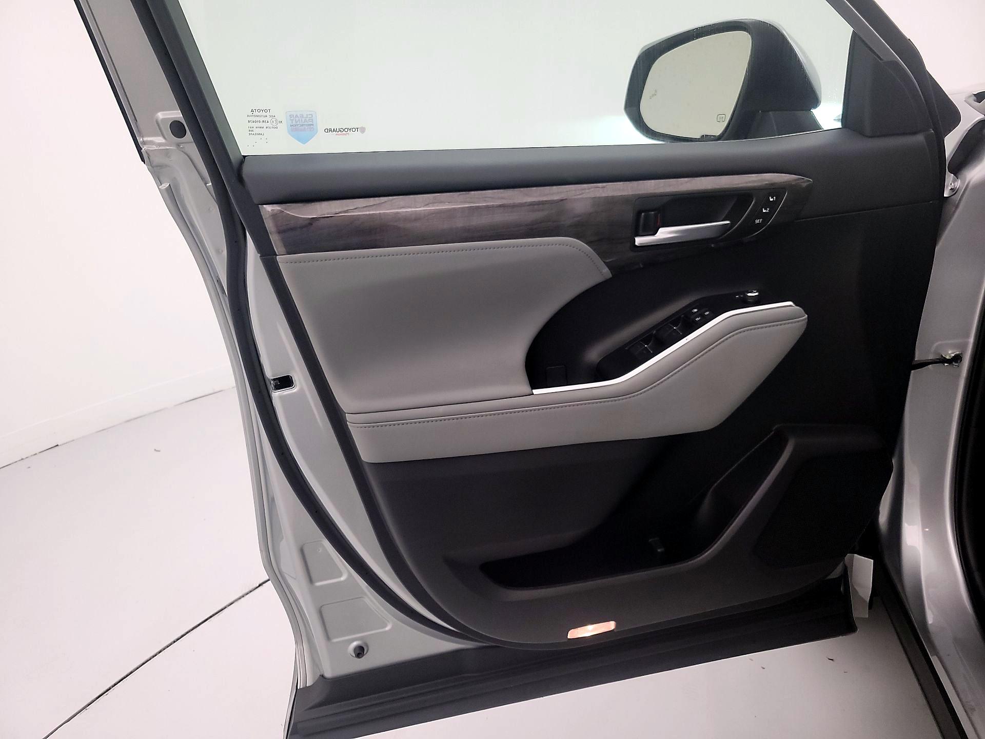 Thumbnail: 2023 Toyota Highlander - 12