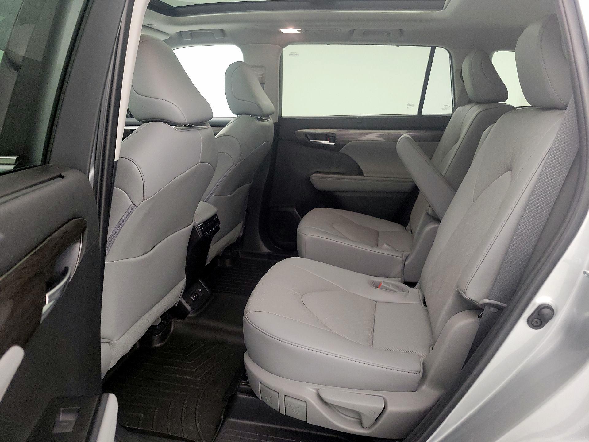 Thumbnail: 2023 Toyota Highlander - 20