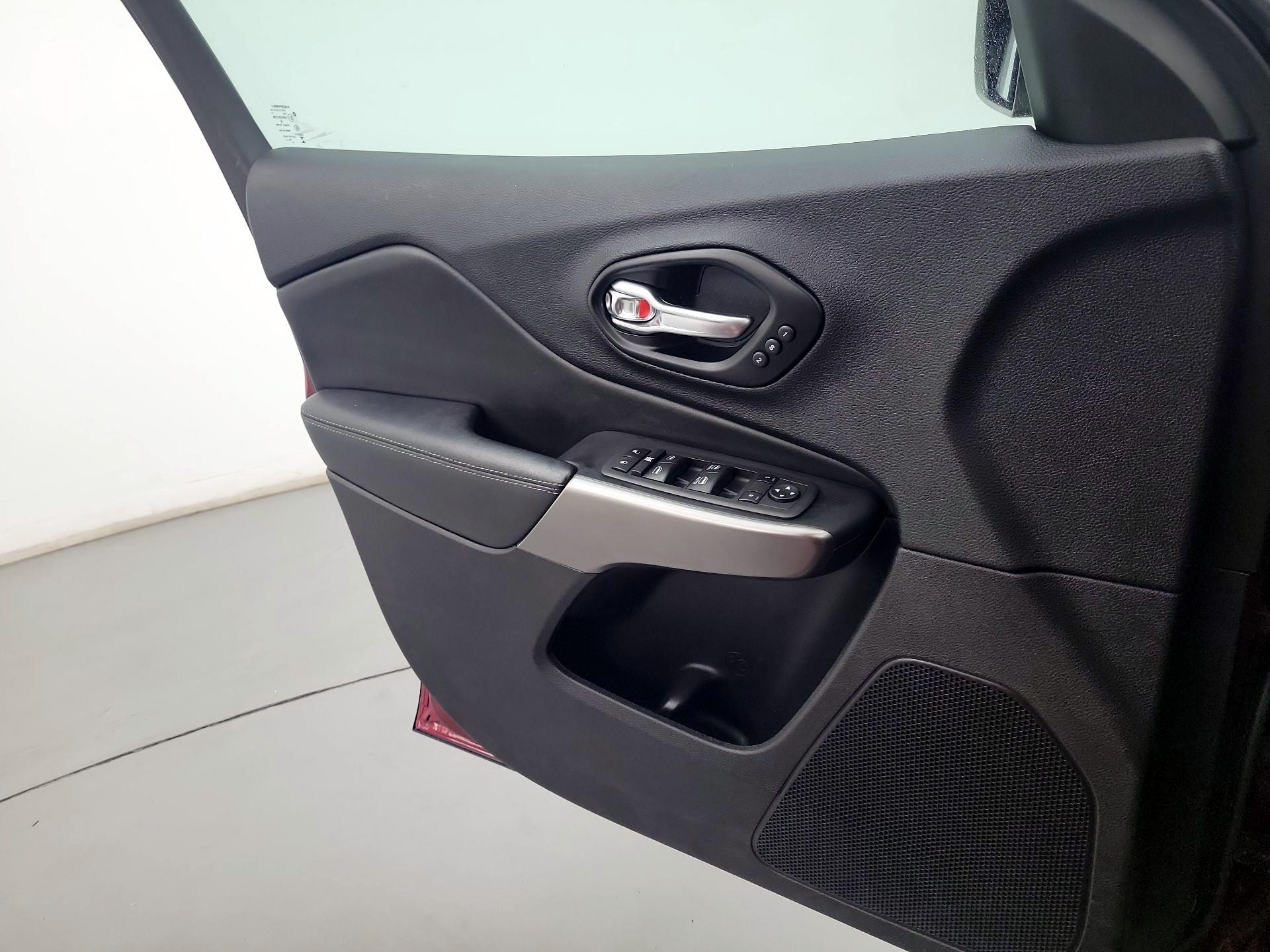 Thumbnail: 2021 Jeep Cherokee - 12