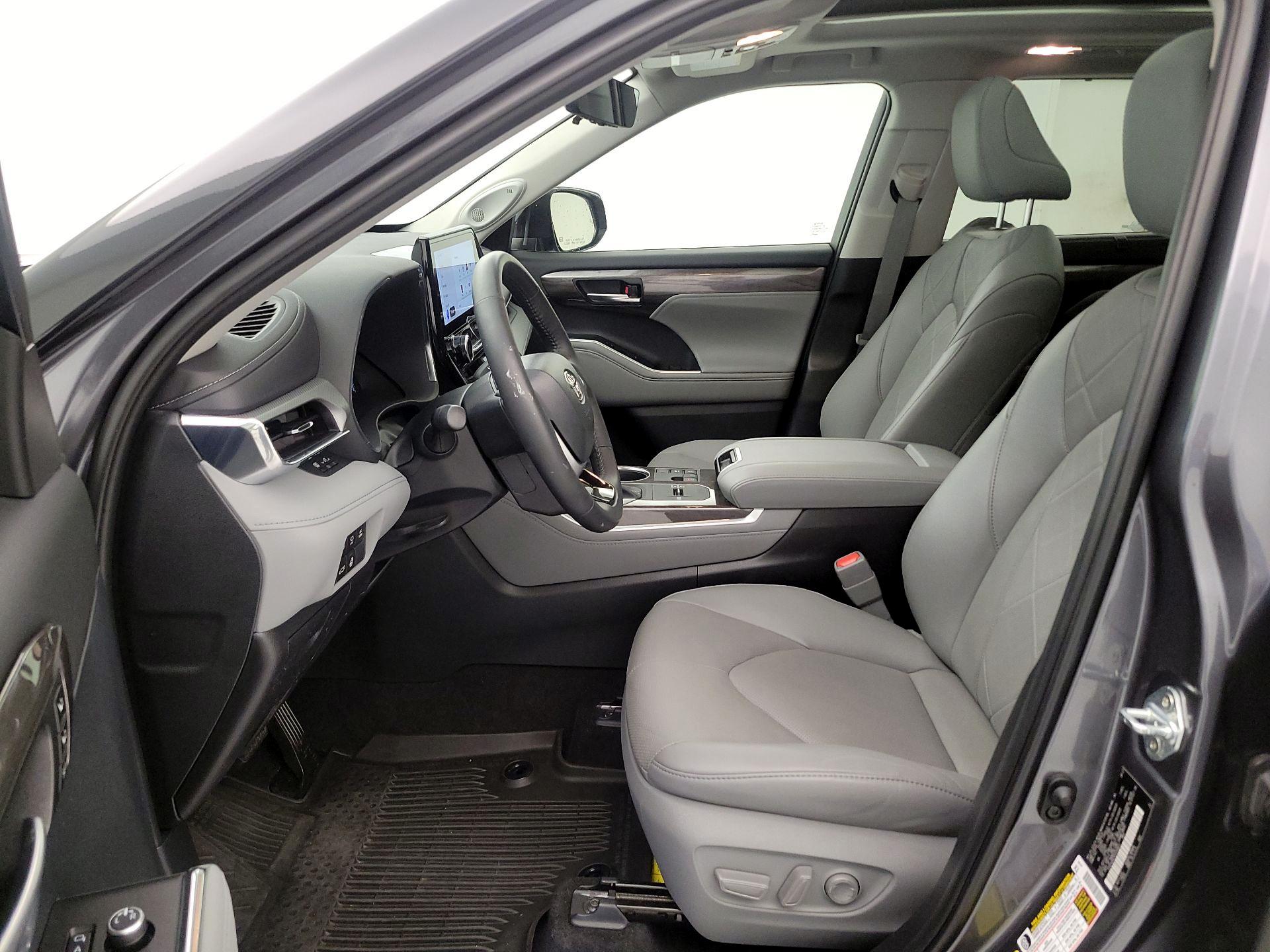 Thumbnail: 2023 Toyota Highlander - 11