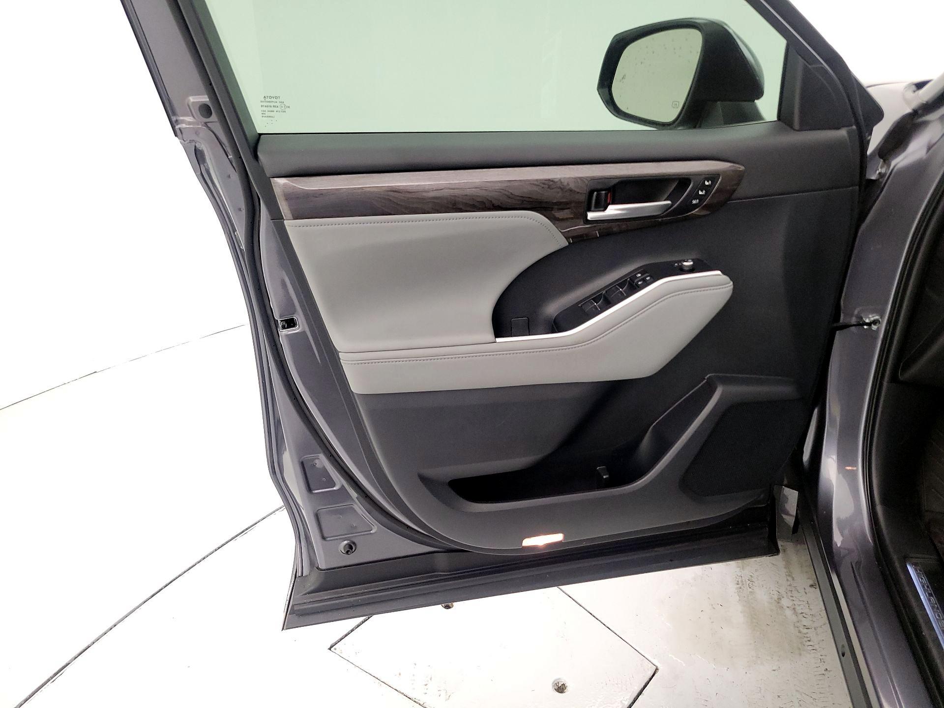 Thumbnail: 2023 Toyota Highlander - 12