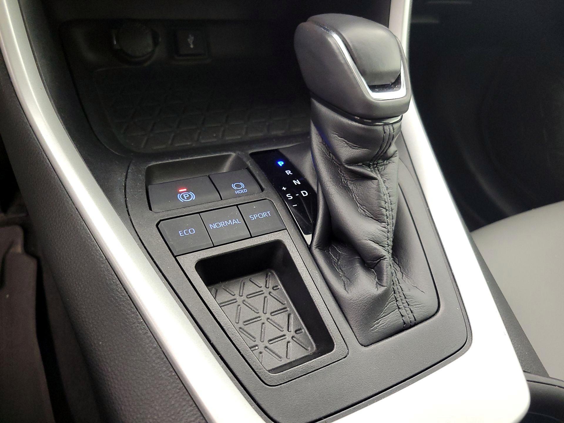 Thumbnail: 2021 Toyota RAV4 - 17