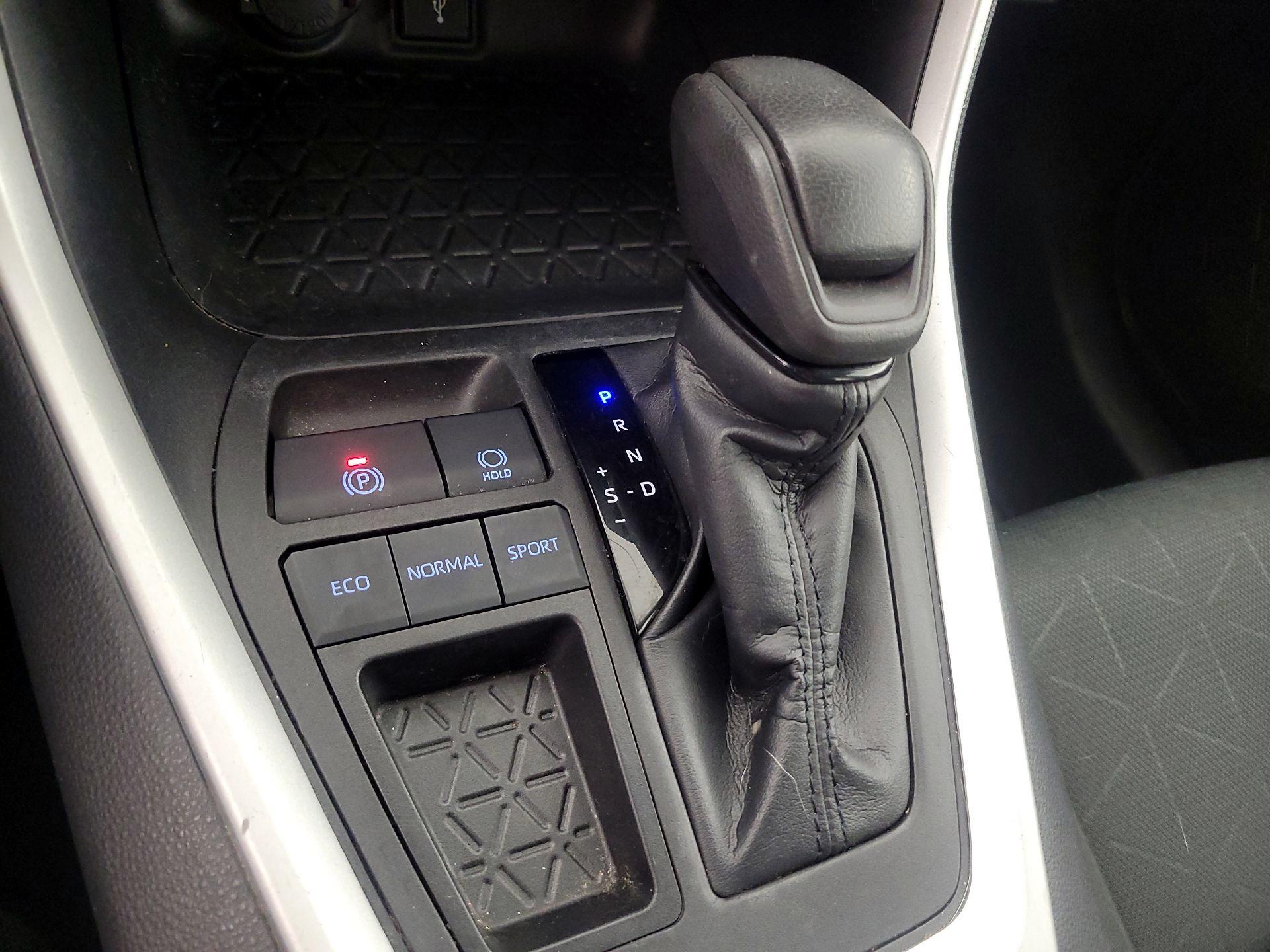 Thumbnail: 2022 Toyota RAV4 - 17