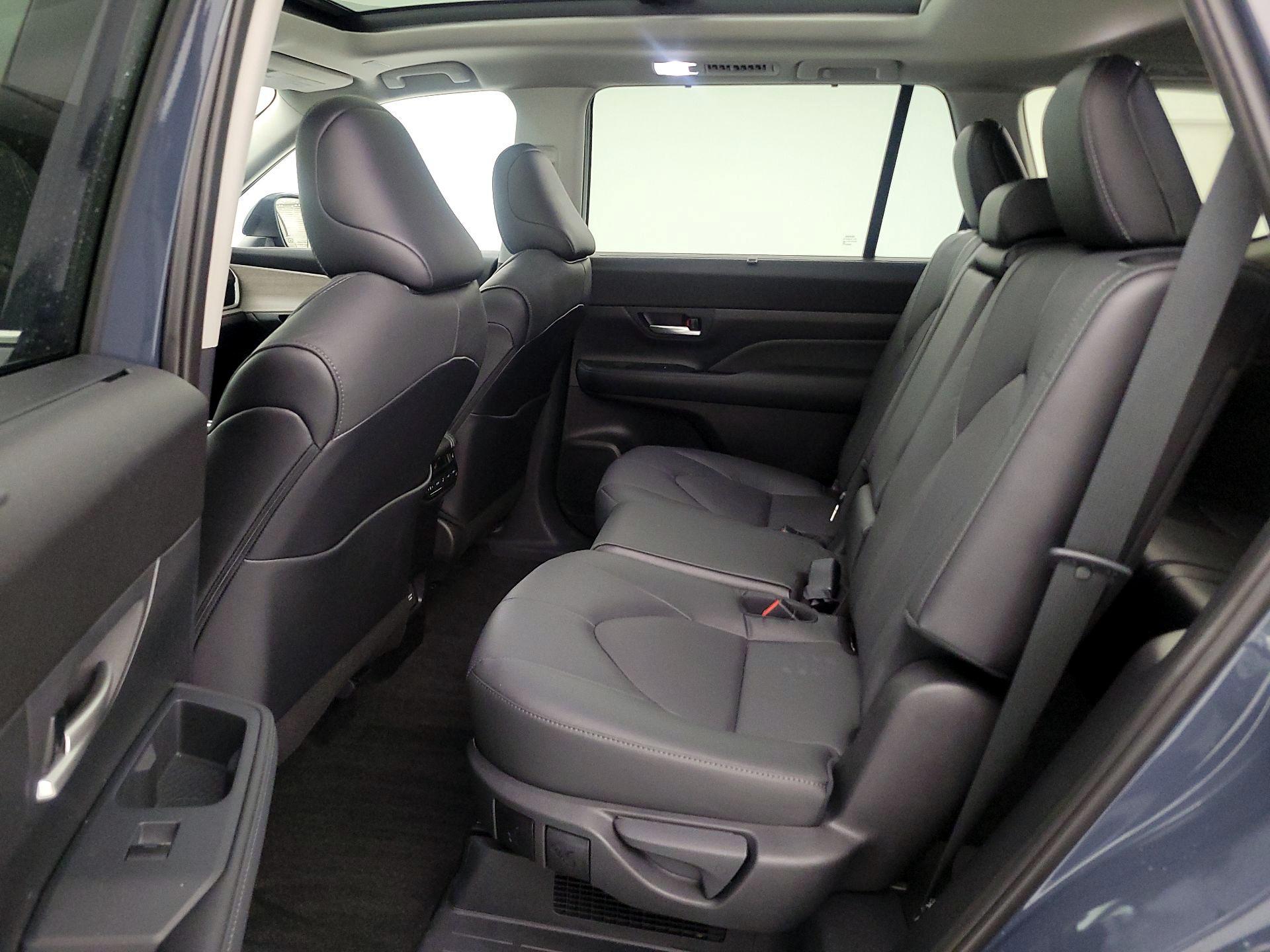 Thumbnail: 2025 Toyota Highlander - 20