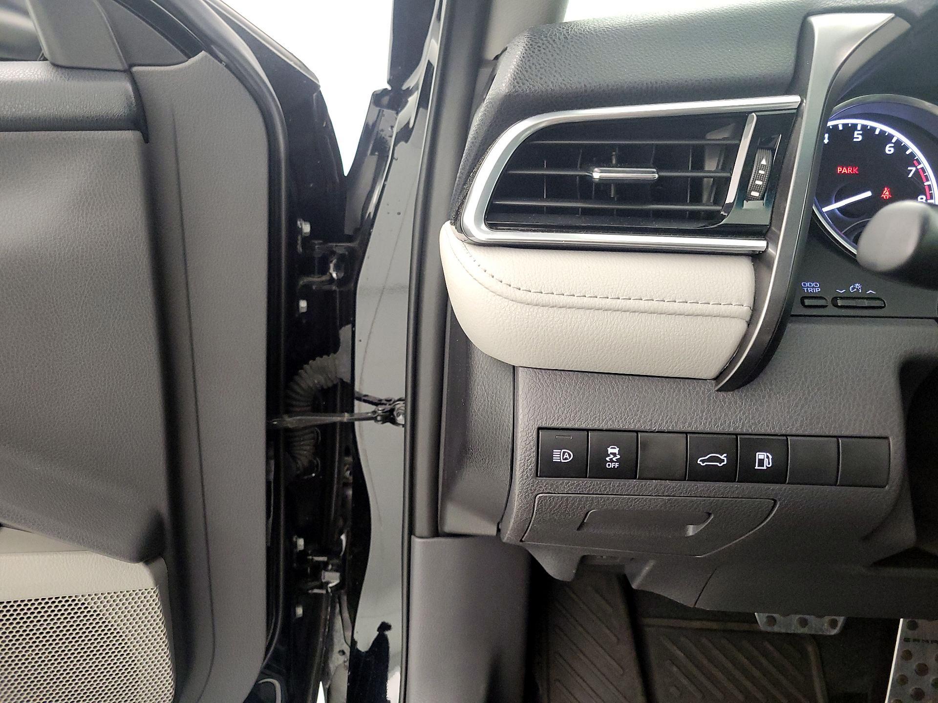 Thumbnail: 2018 Toyota Camry - 13