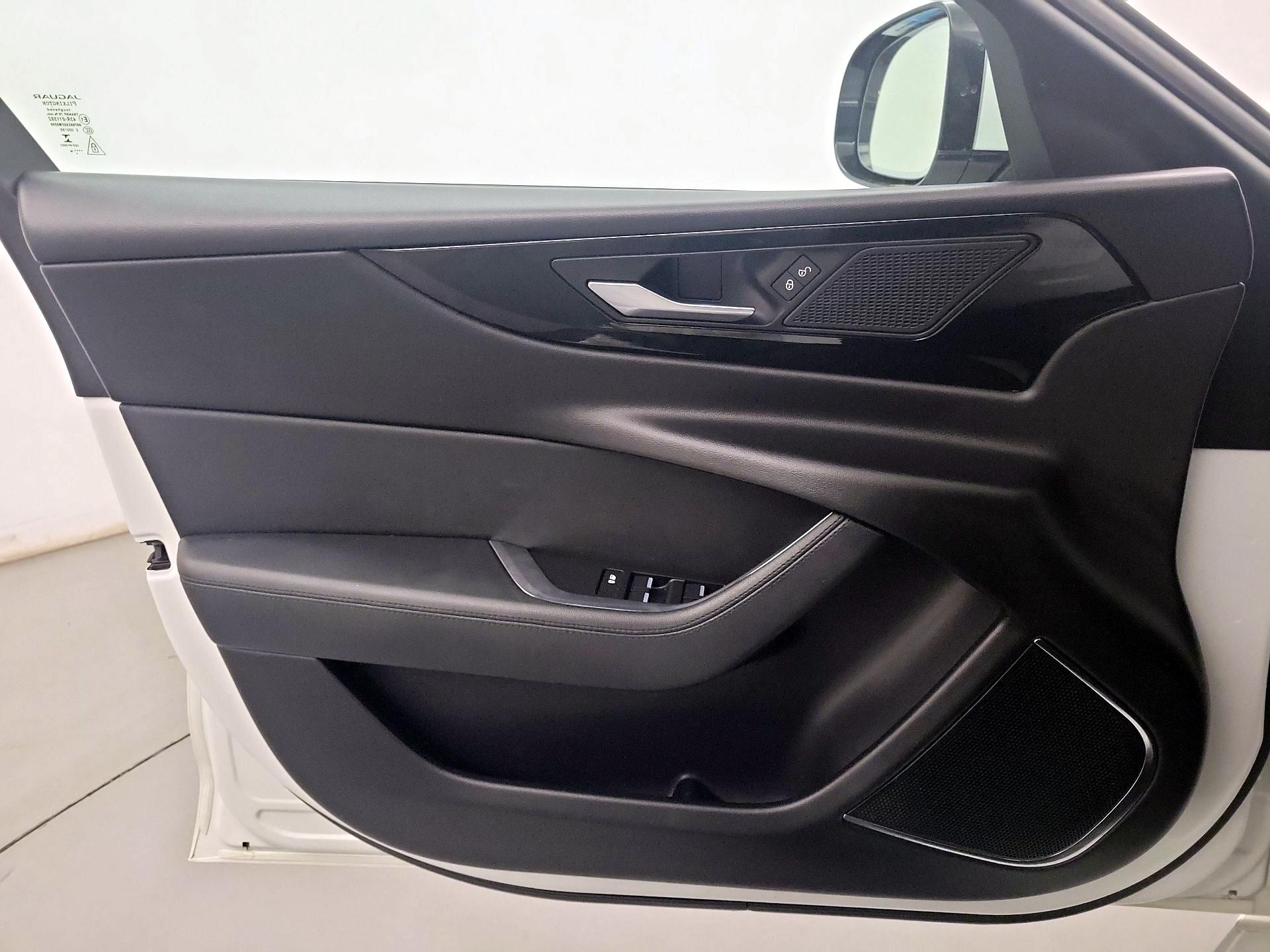 Thumbnail: 2020 Jaguar XE - 10