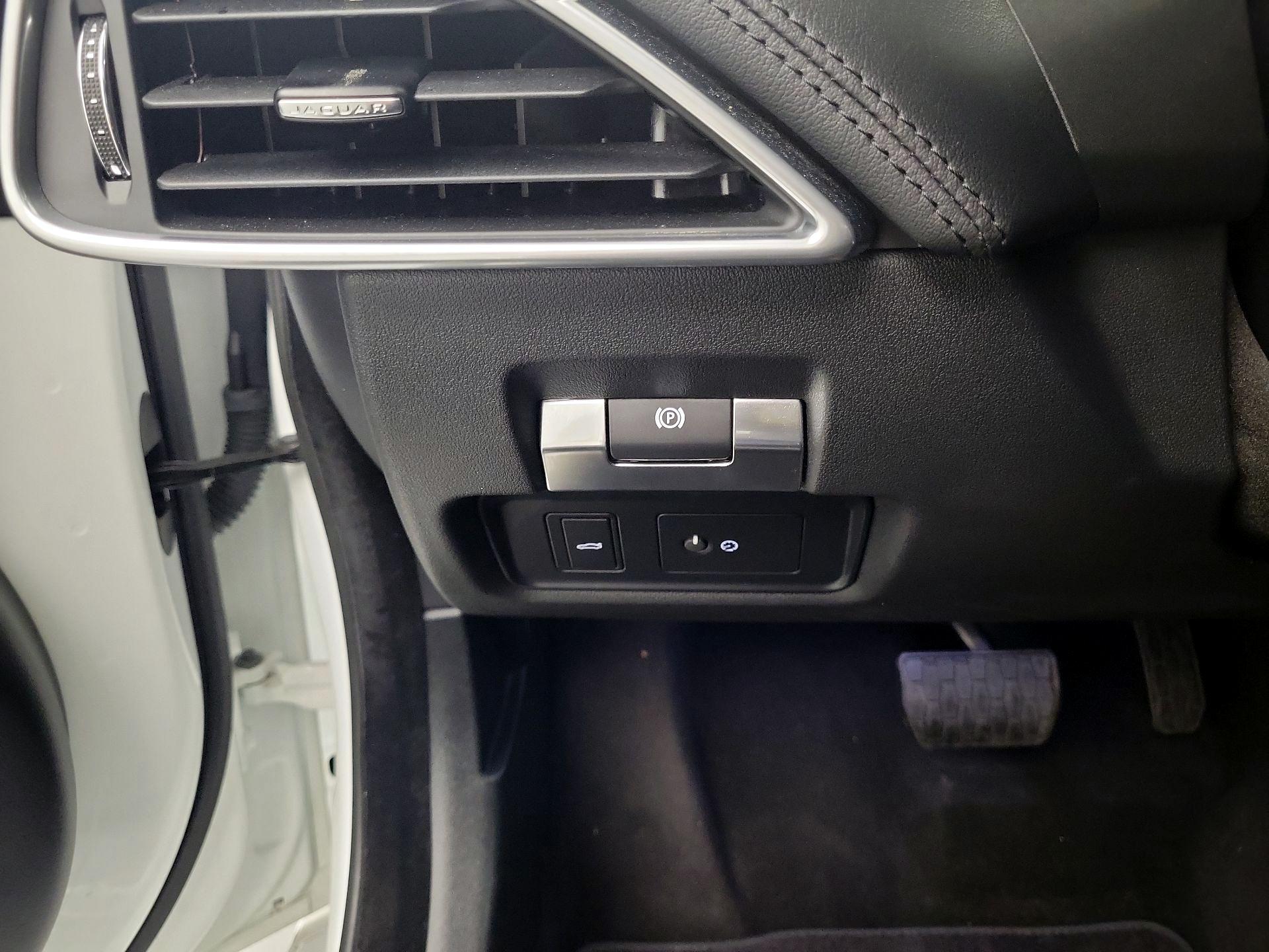 Thumbnail: 2020 Jaguar XE - 11