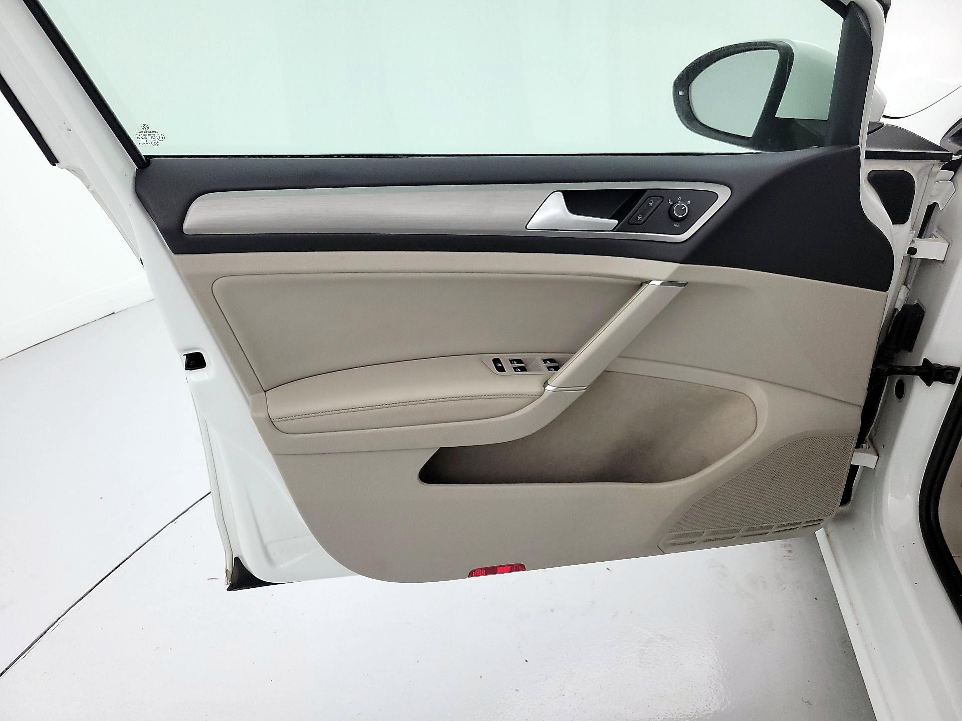 Thumbnail: 2016 Volkswagen Golf - 12