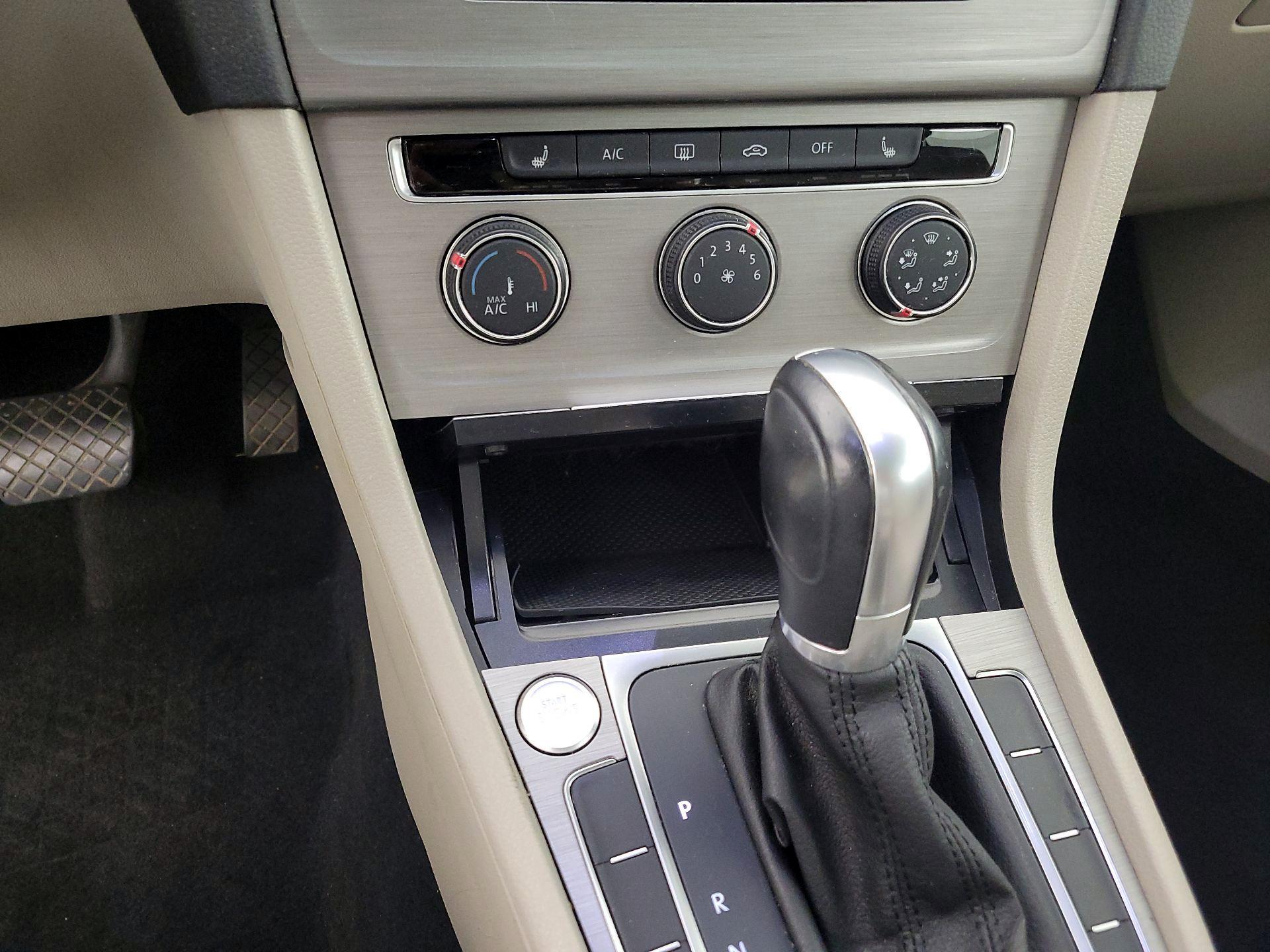 Thumbnail: 2016 Volkswagen Golf - 16
