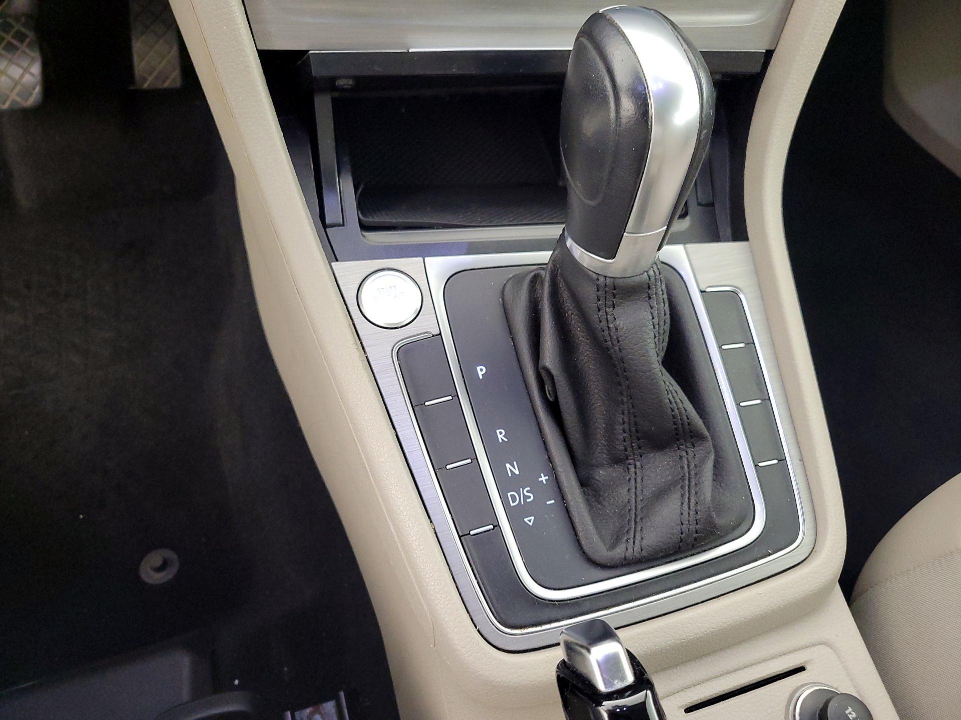 Thumbnail: 2016 Volkswagen Golf - 17