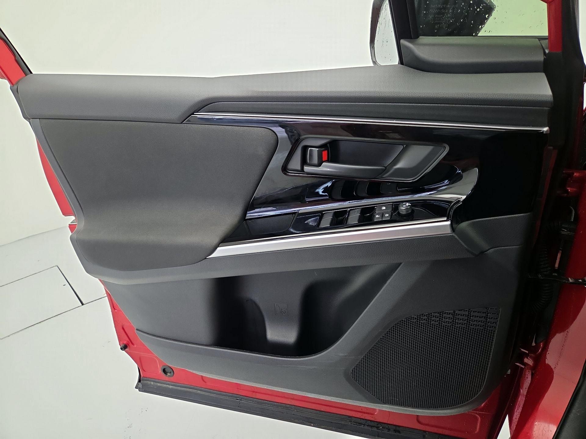 Thumbnail: 2025 Subaru Solterra - 12