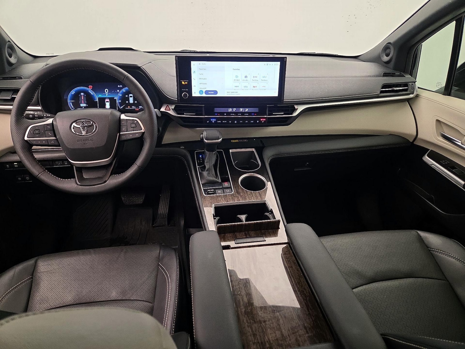 2025 Toyota Sienna Platinum - Photo 10