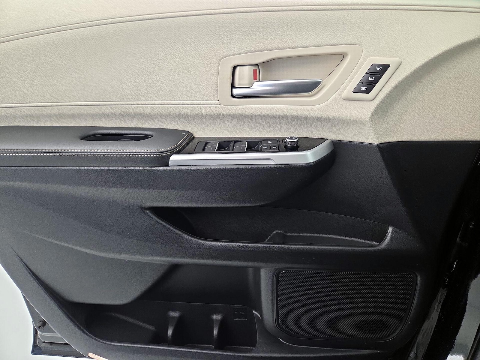 2025 Toyota Sienna Platinum - Photo 13
