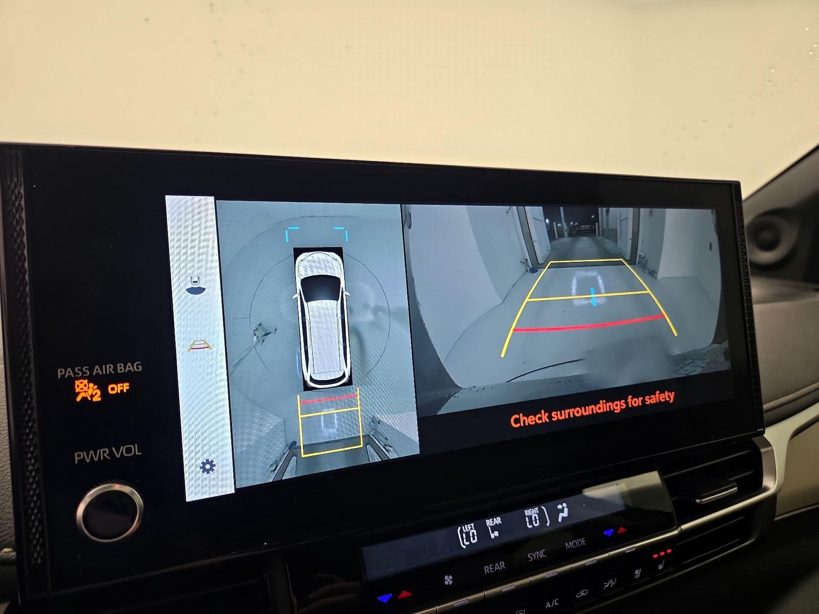 2025 Toyota Sienna Platinum - Photo 16