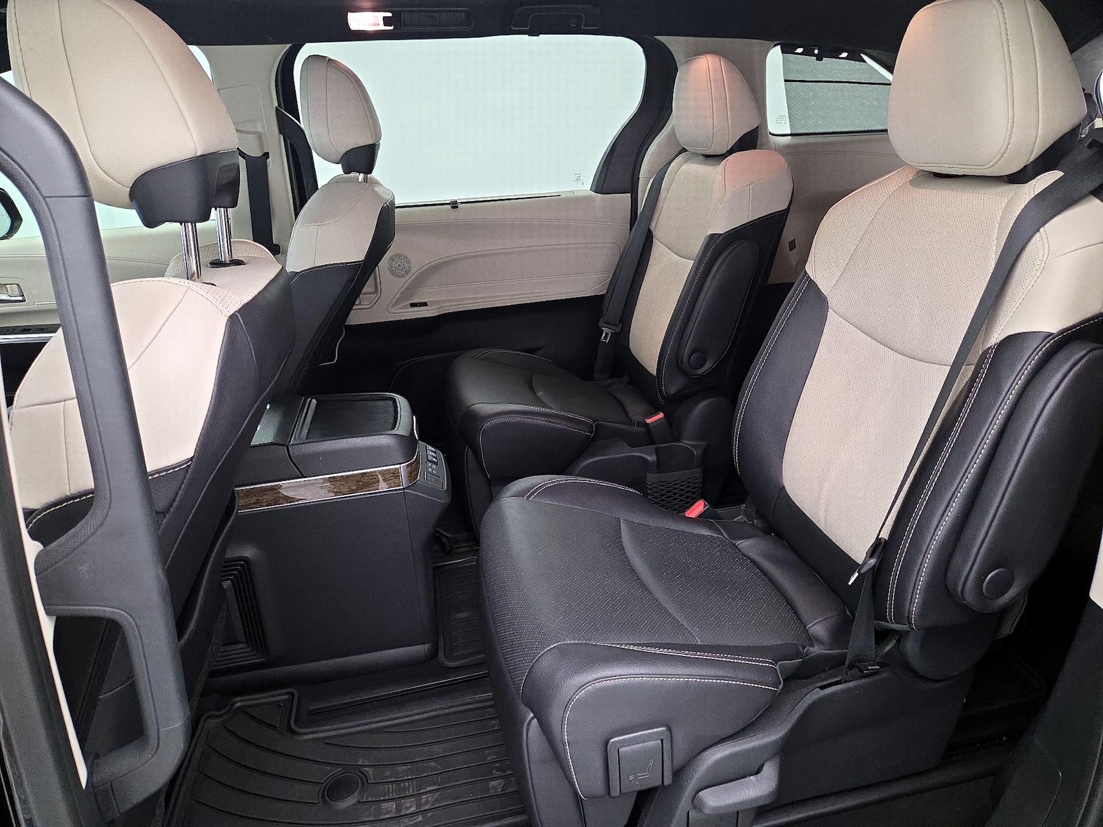 2025 Toyota Sienna Platinum - Photo 22
