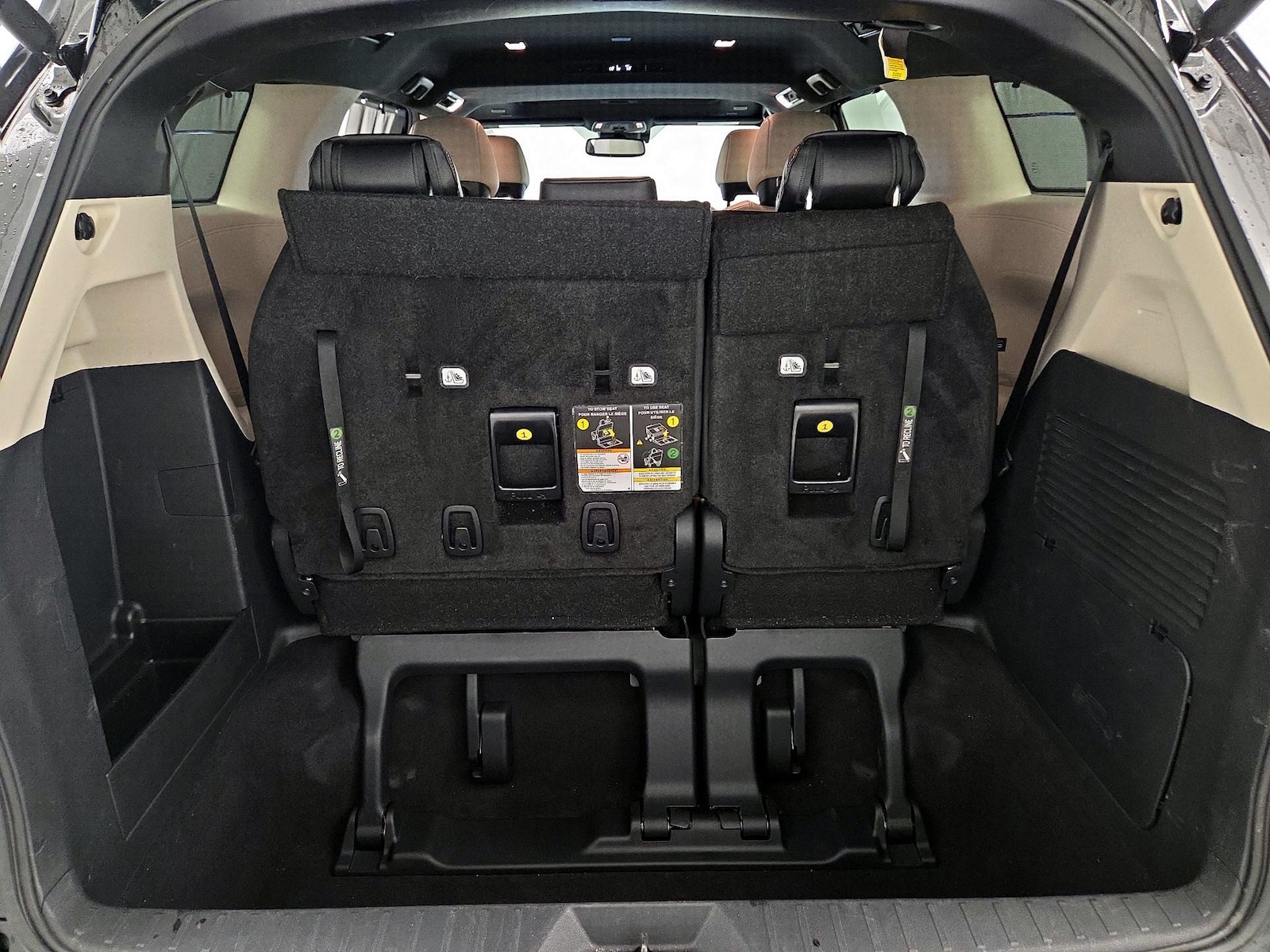 2025 Toyota Sienna Platinum - Photo 24