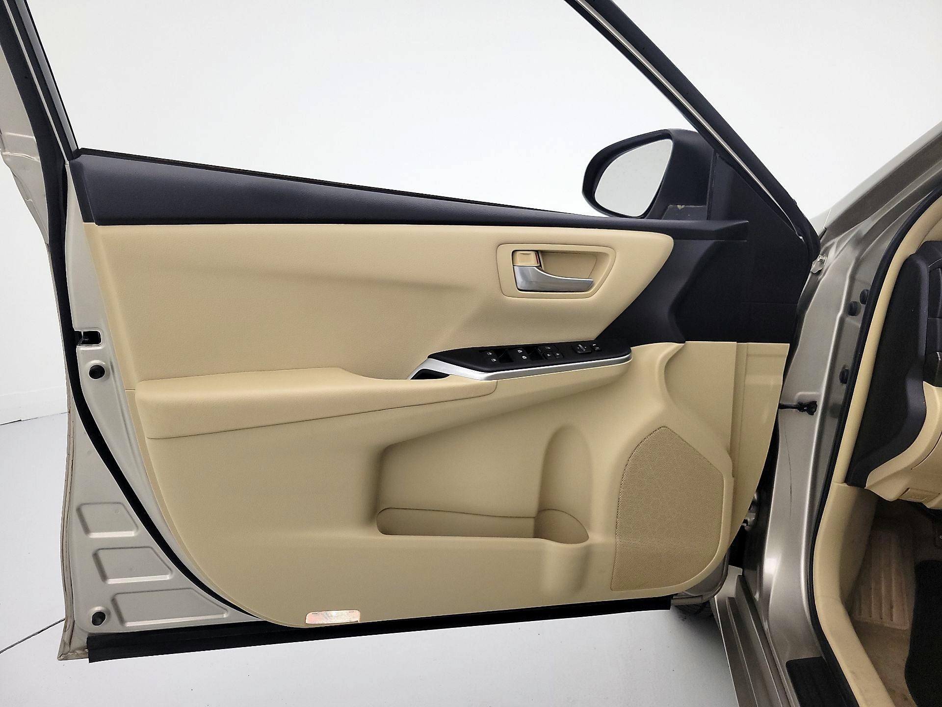 Thumbnail: 2015 Toyota Camry - 12