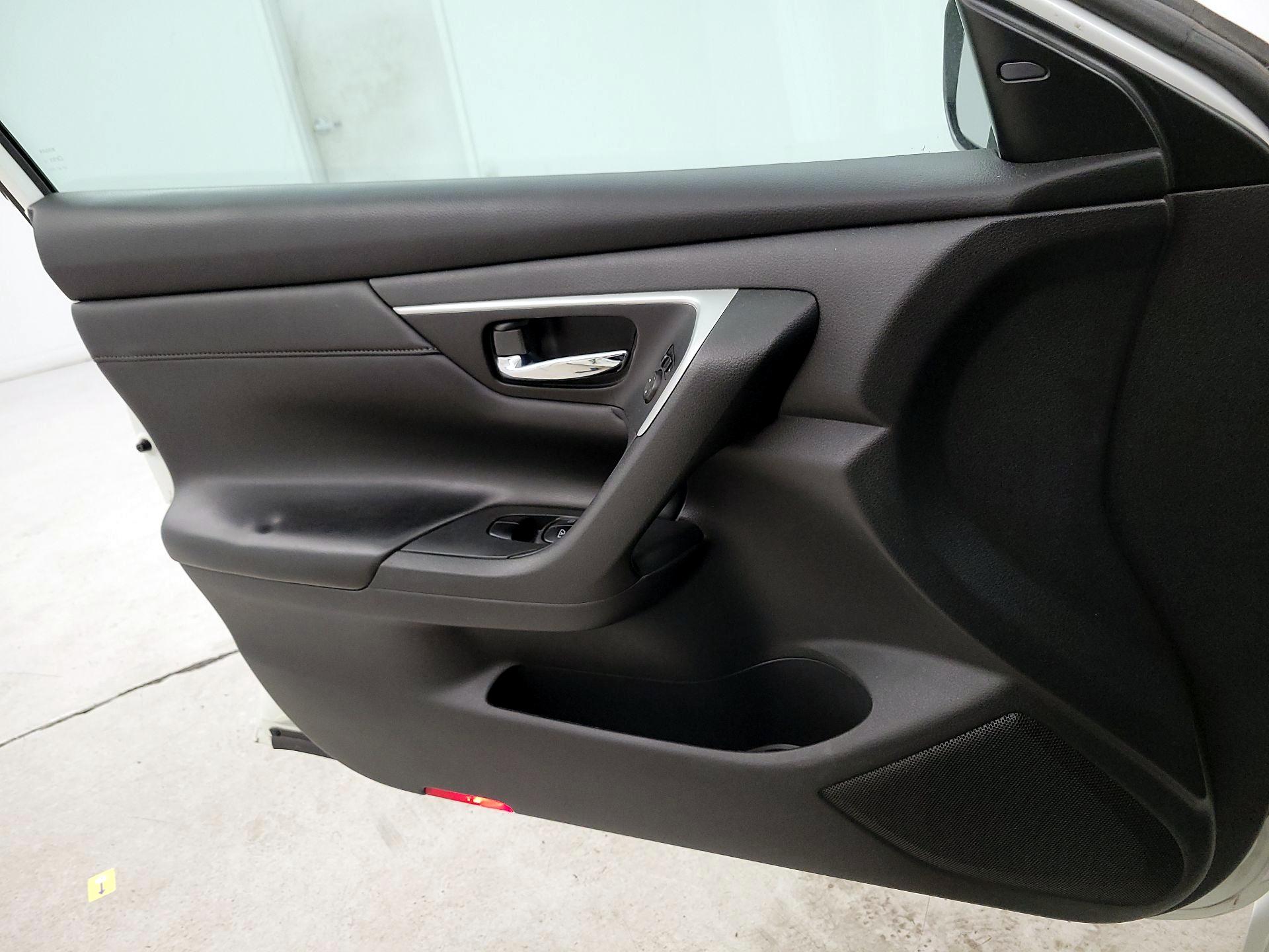 Thumbnail: 2016 Nissan Altima - 12