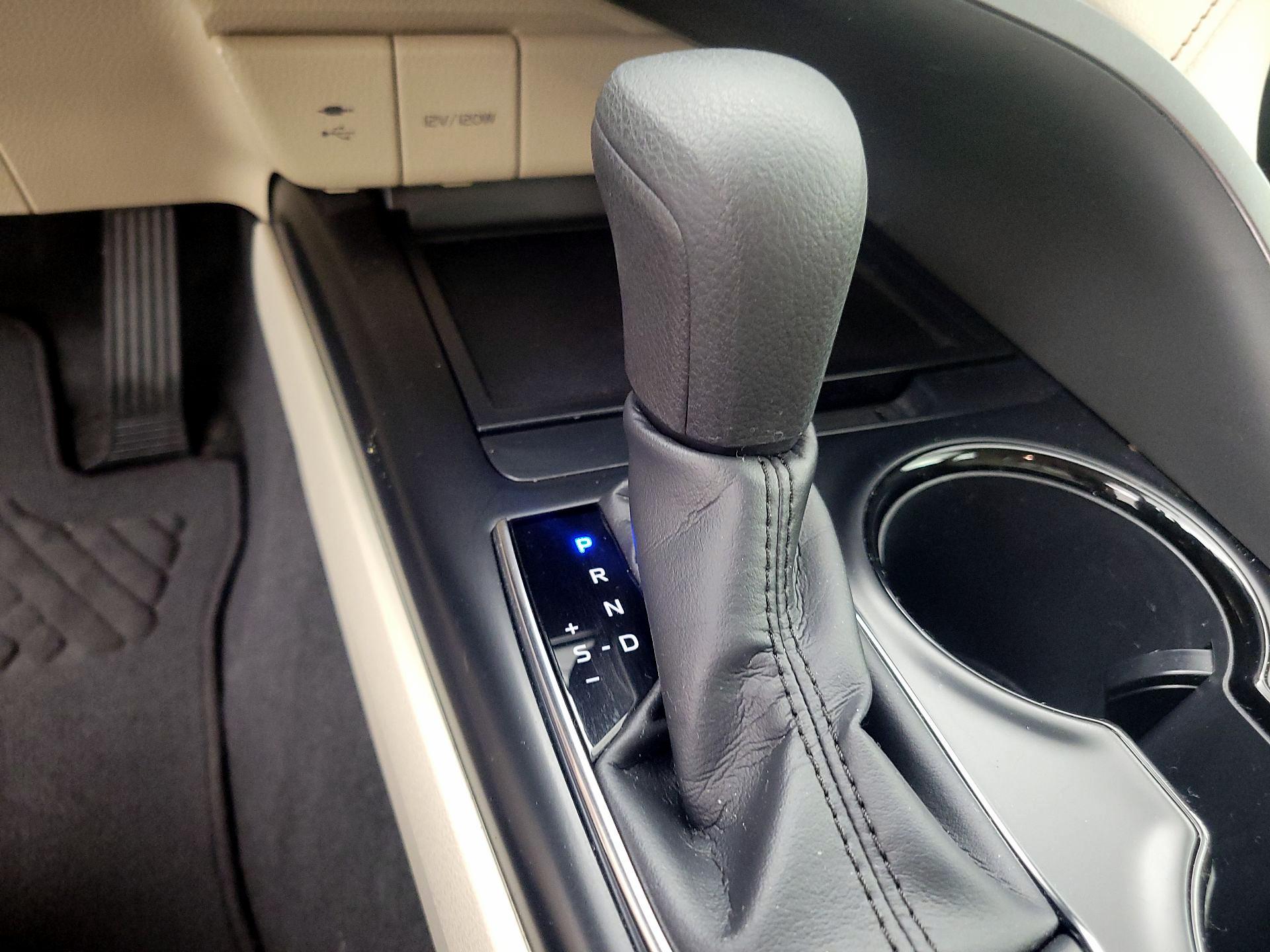 Thumbnail: 2019 Toyota Camry - 17